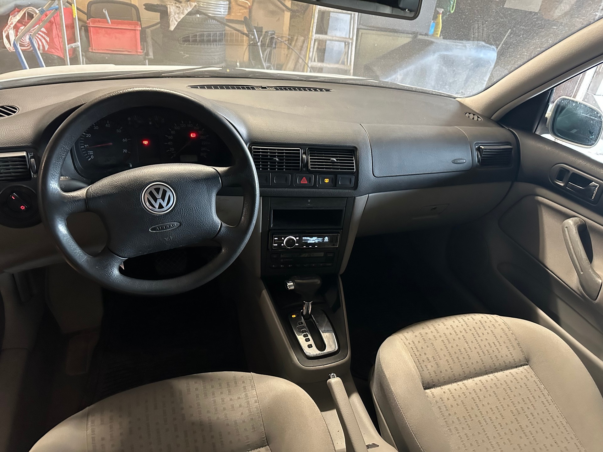 VW Golf 1.6 Comfortline Automatic-image-8