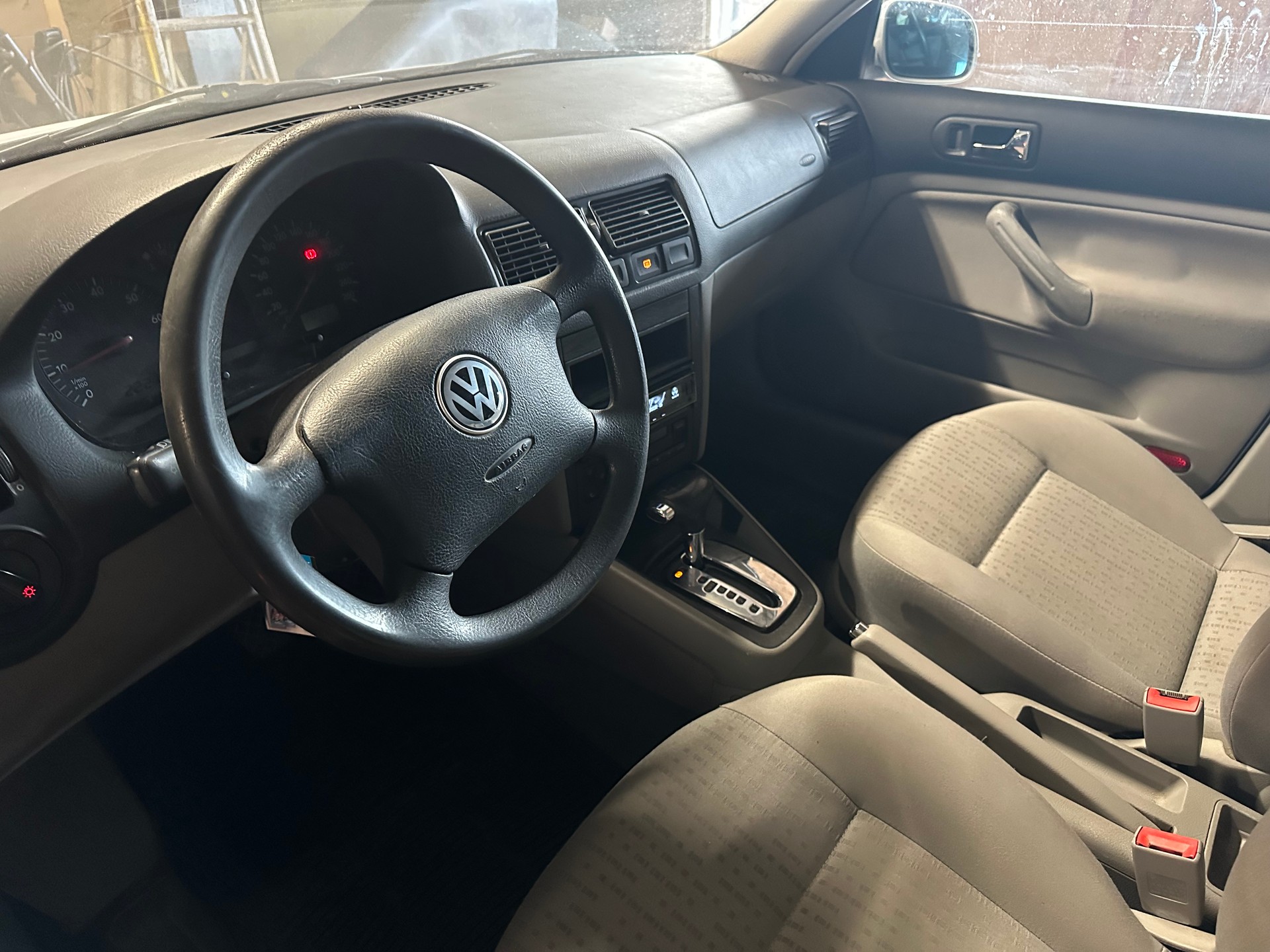 VW Golf 1.6 Comfortline Automatic-image-9