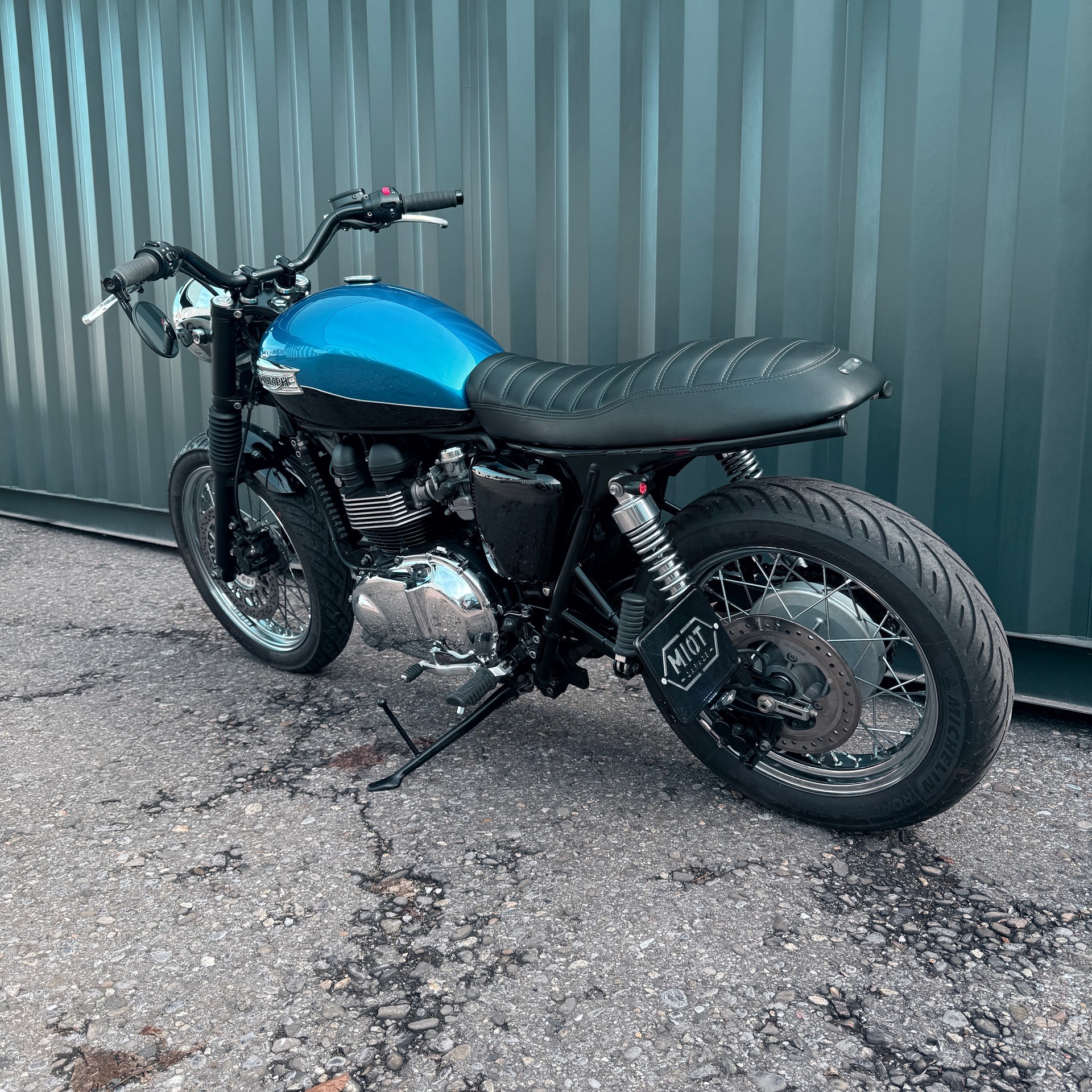 TRIUMPH Bonneville 900 i T 100-image-1