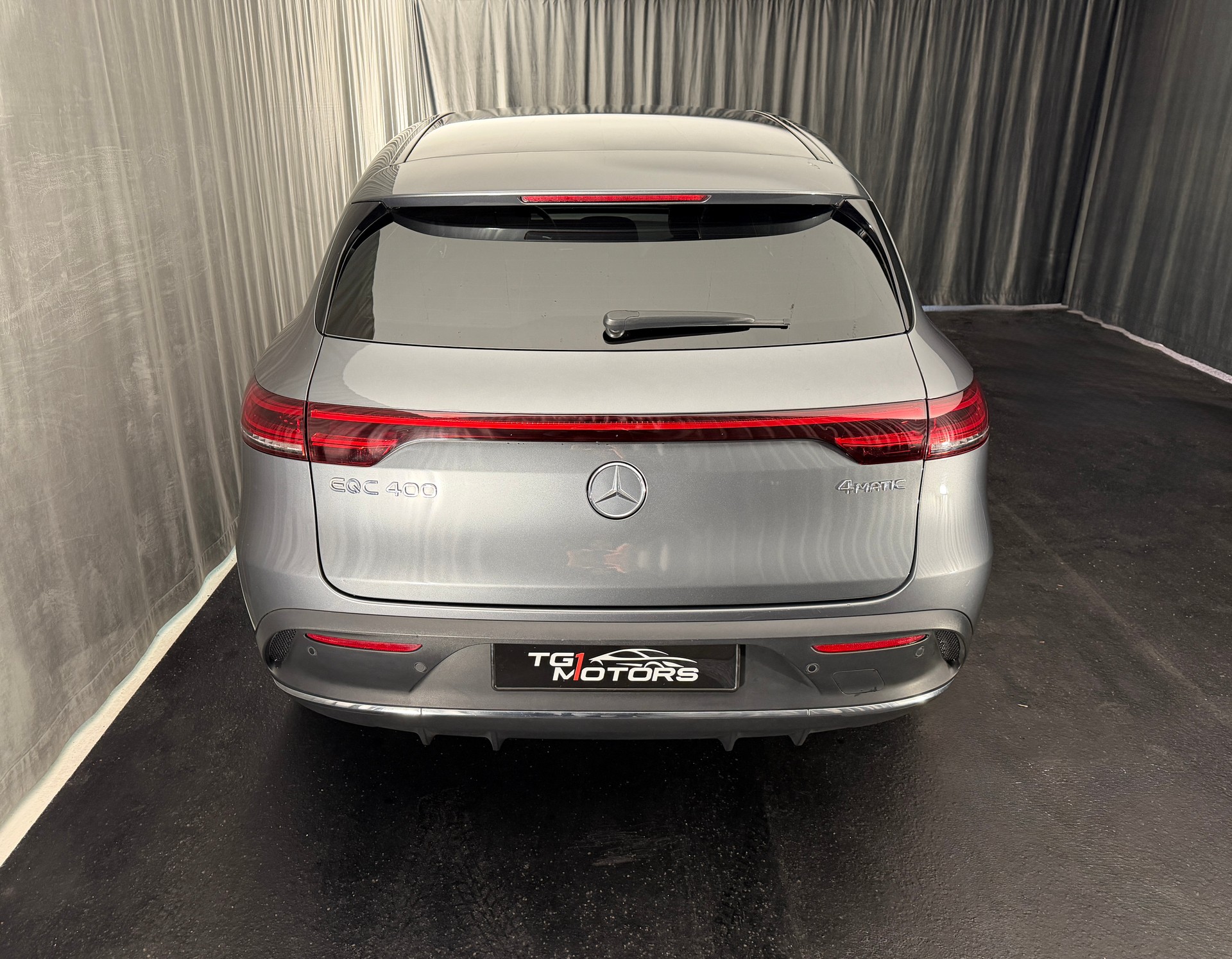 MERCEDES-BENZ EQC 400 AMG Line 4Matic-image-3