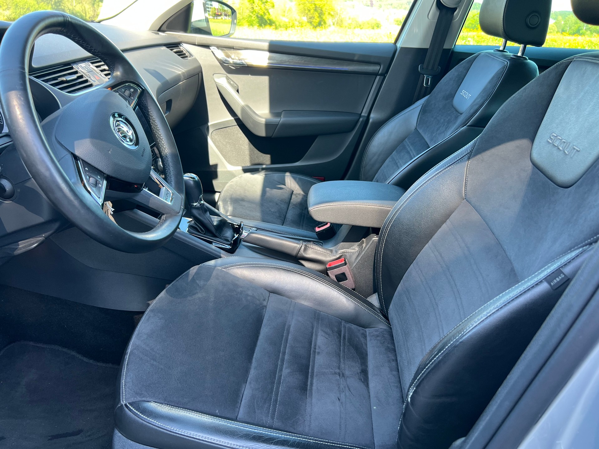 SKODA Octavia Combi 1.8 TSI Scout 4x4 DSG-image-4