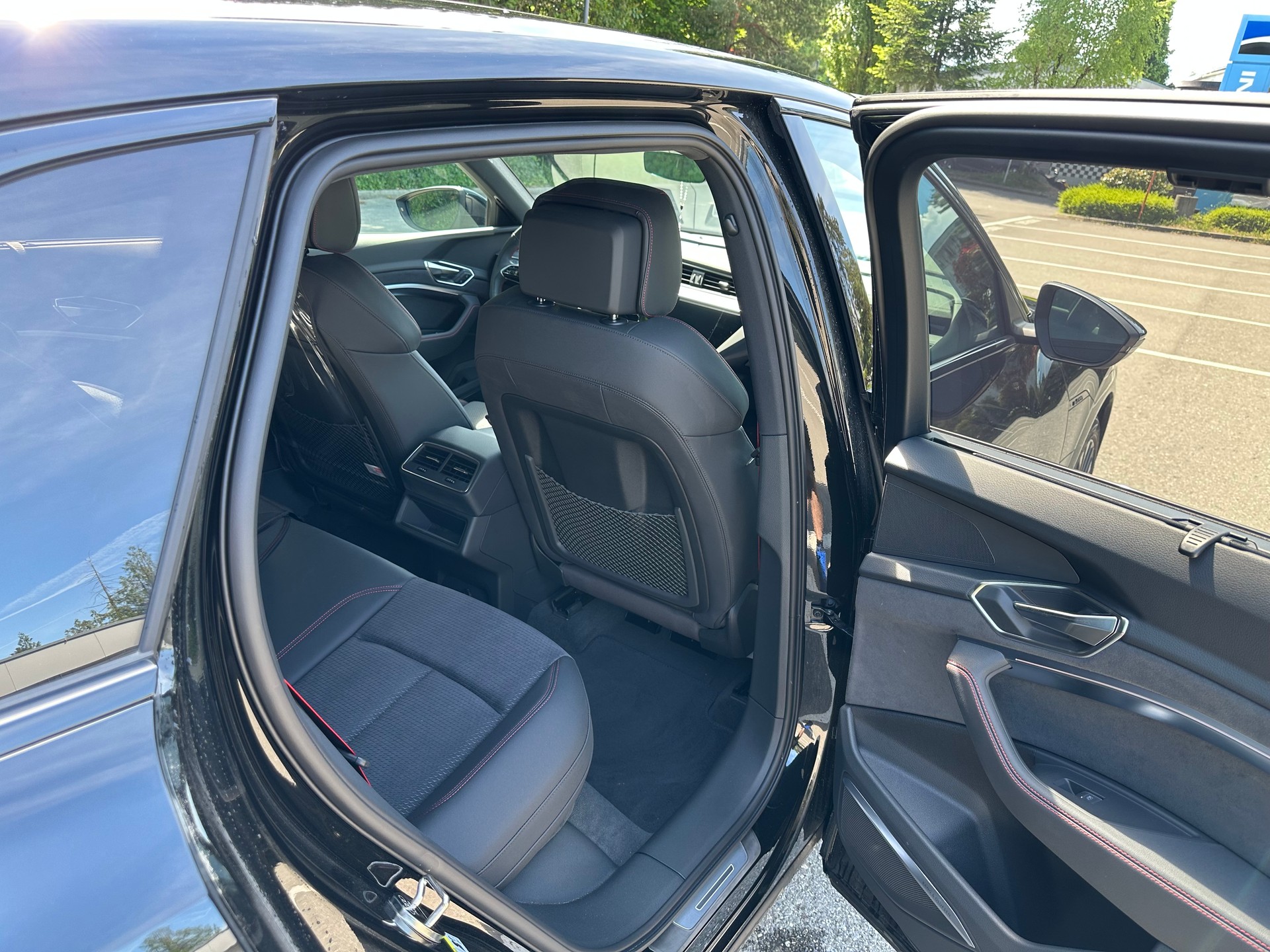 AUDI Q8 55 e-tron Black Edition quattro 408PS/300KW-image-8