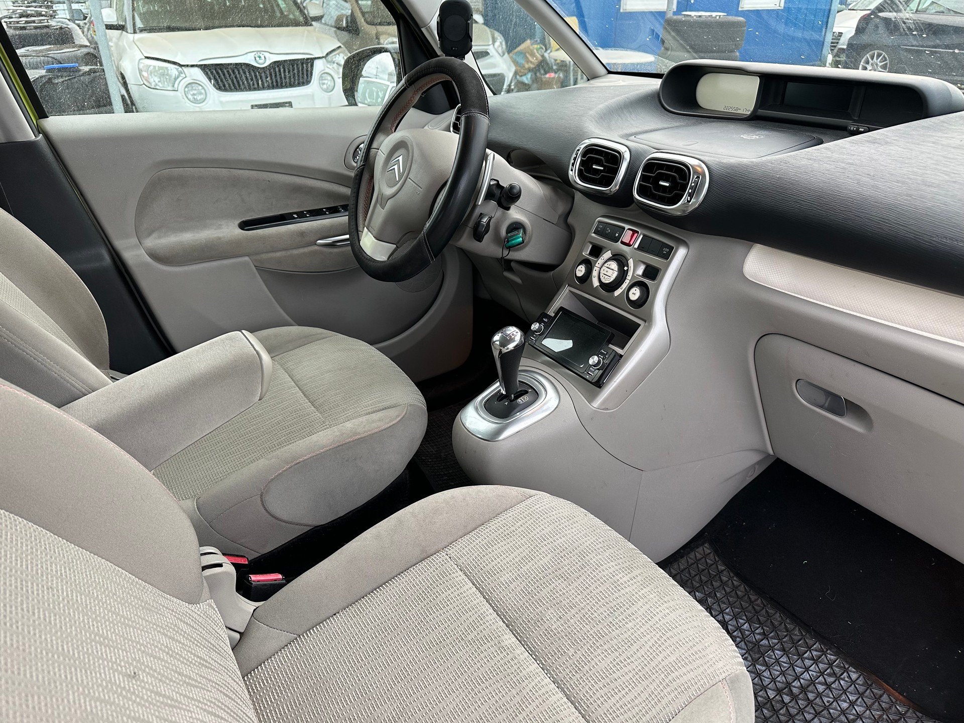 CITROEN C3 Picasso 1.6 HDi Exclusive EGS6-image-12