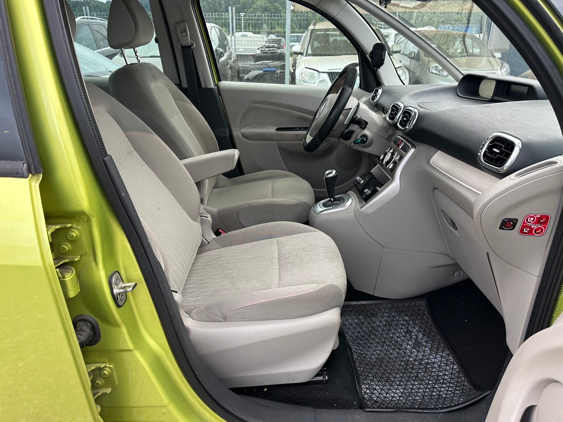 CITROEN C3 Picasso 1.6 HDi Exclusive EGS6-image-10