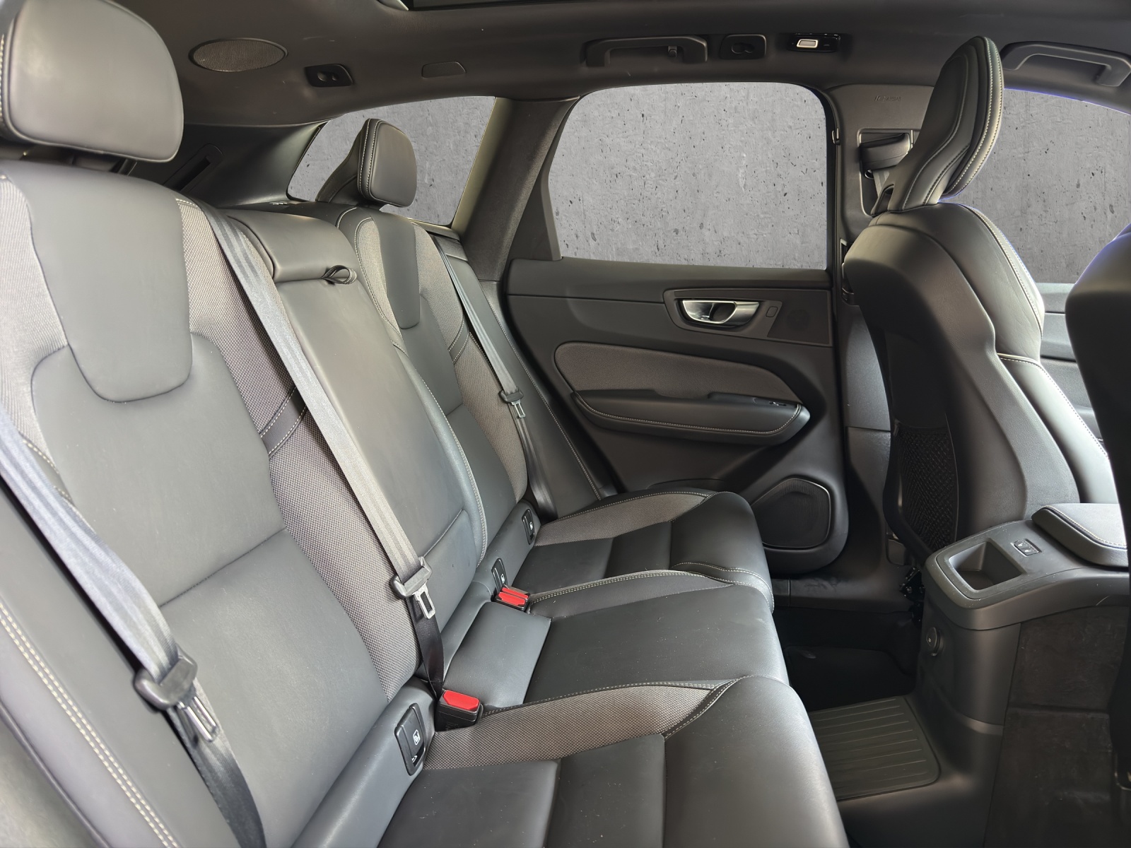 VOLVO XC60 T8 eAWD PluginHybrid Black Edition Geartronic-image-12