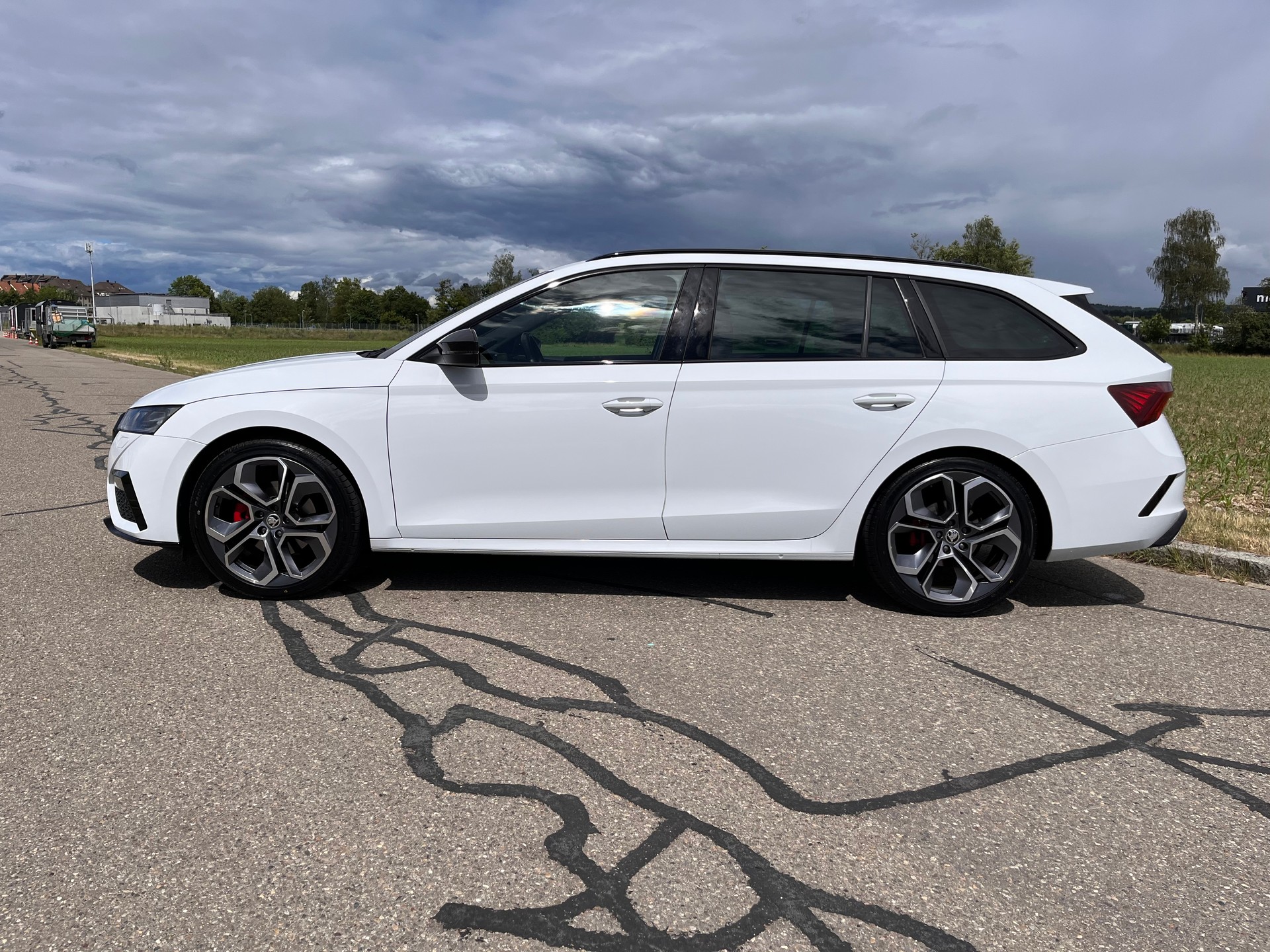 SKODA Octavia Combi 2.0 TDI DSG RS 4x4 * WEISS METALLIC - mySKODA PACK RS - SUPERSPORT LENKRAD BEHEIZT *-showroom-element-2