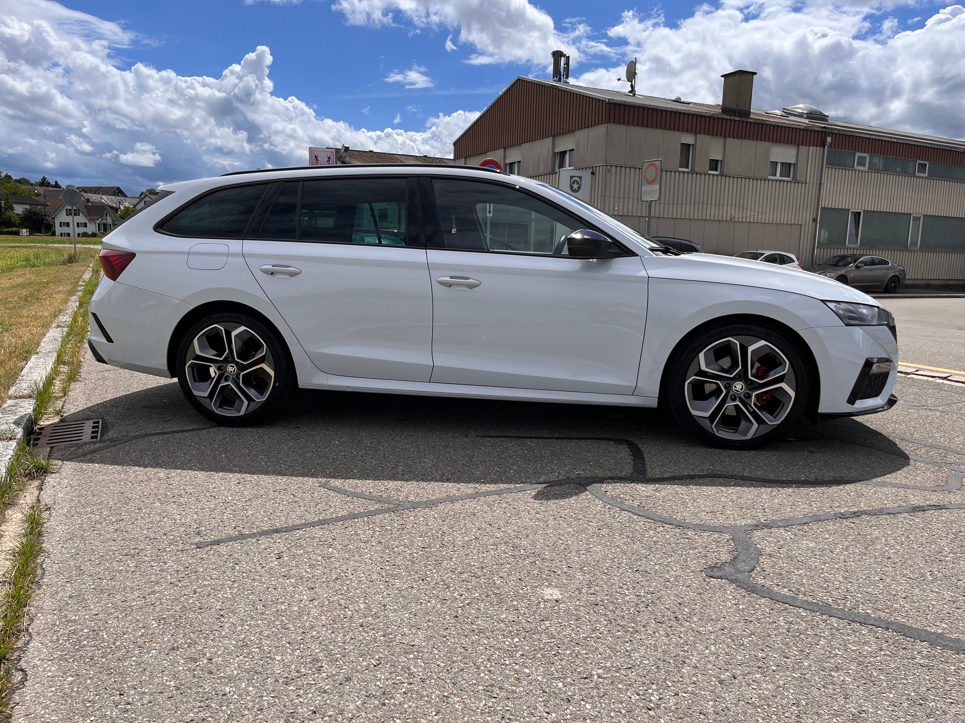 SKODA Octavia Combi 2.0 TDI DSG RS 4x4 * WEISS METALLIC - mySKODA PACK RS - SUPERSPORT LENKRAD BEHEIZT *-image-6