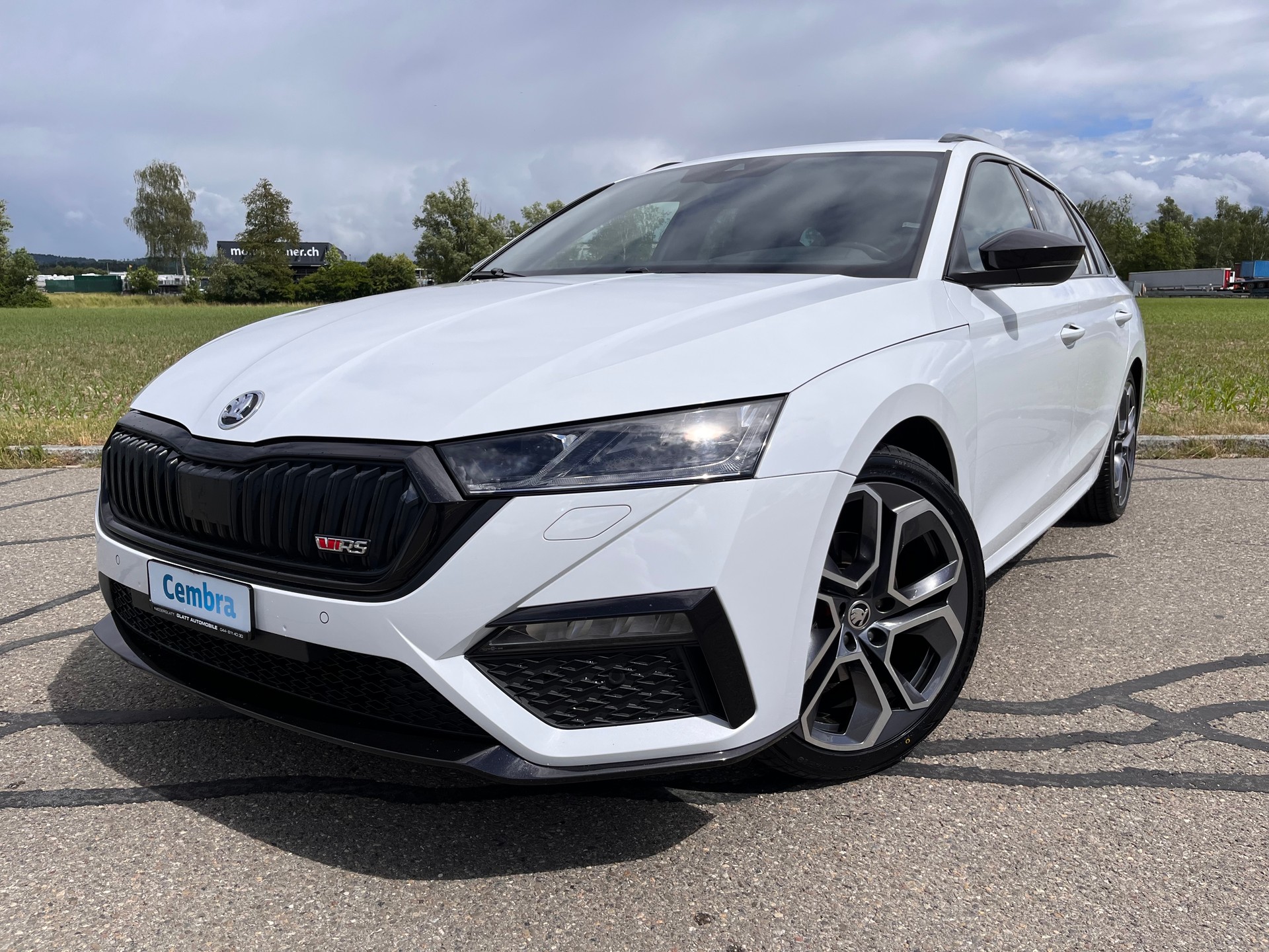 SKODA Octavia Combi 2.0 TDI DSG RS 4x4 * WEISS METALLIC - mySKODA PACK RS - SUPERSPORT LENKRAD BEHEIZT *