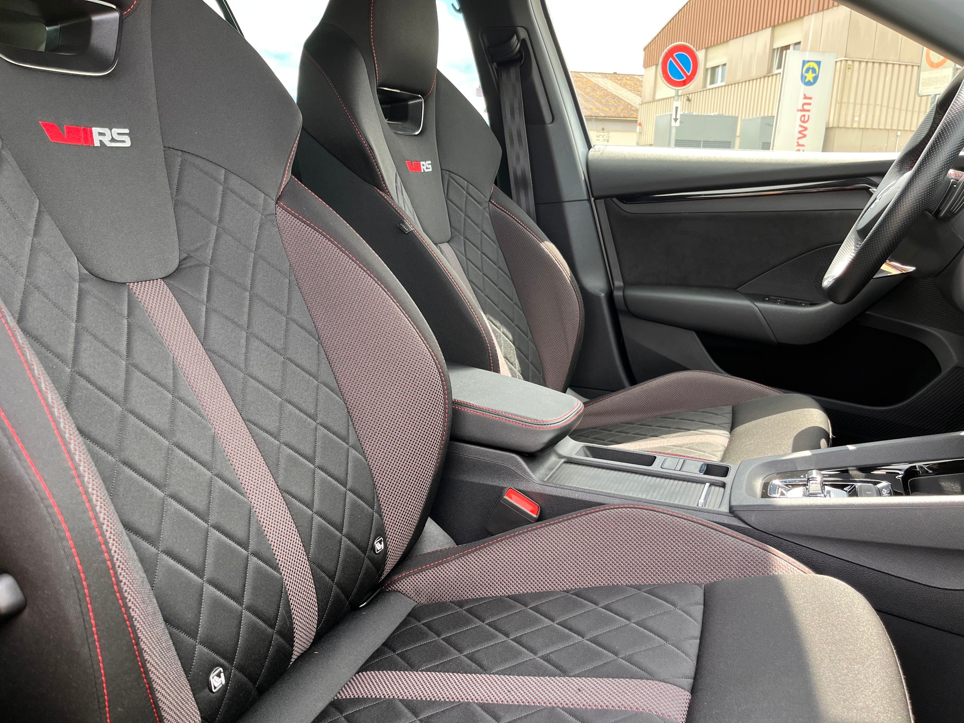 SKODA Octavia Combi 2.0 TDI DSG RS 4x4 * WEISS METALLIC - mySKODA PACK RS - SUPERSPORT LENKRAD BEHEIZT *-image-14