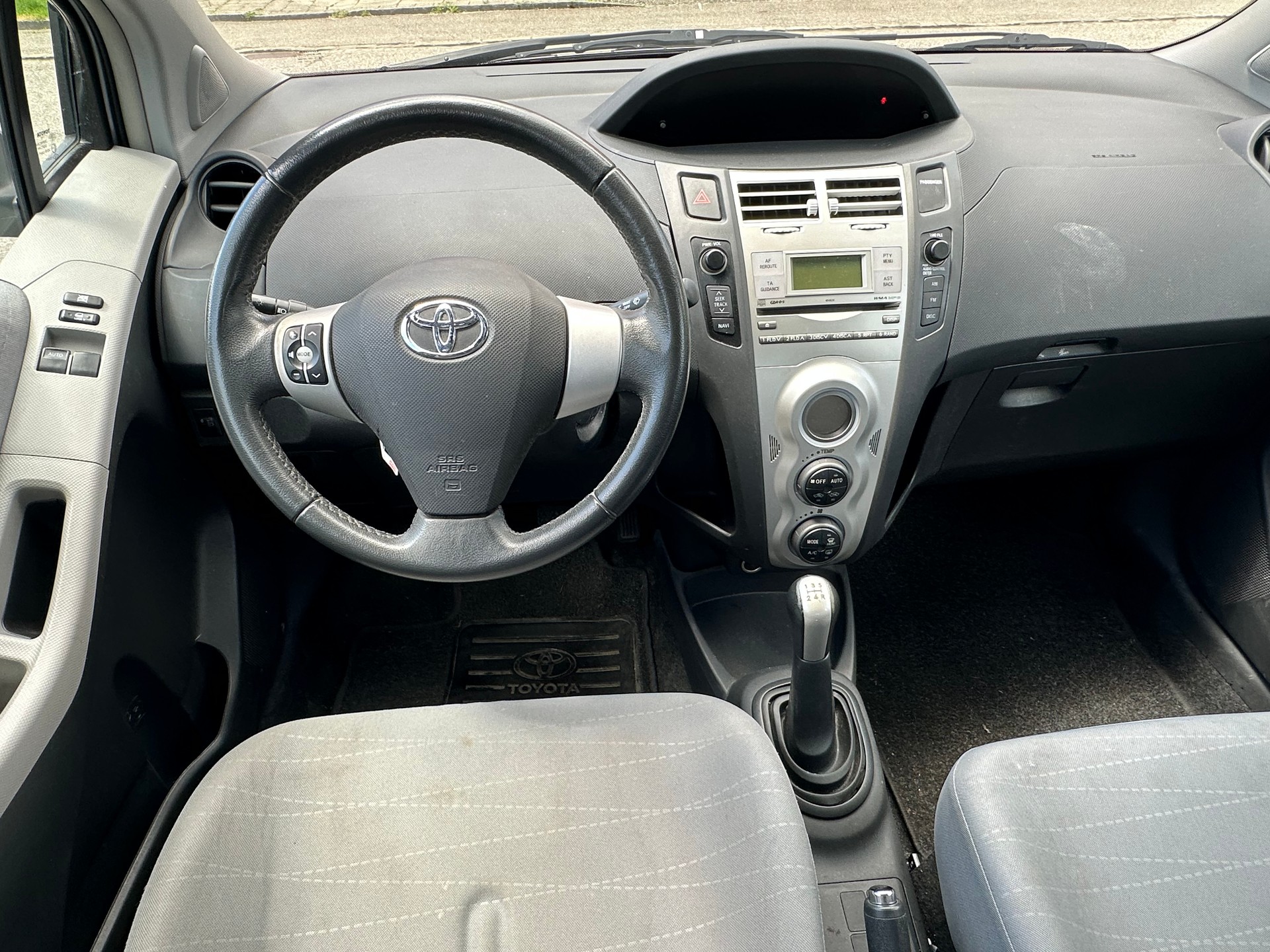 TOYOTA Yaris 1.3 Linea Sol-image-7