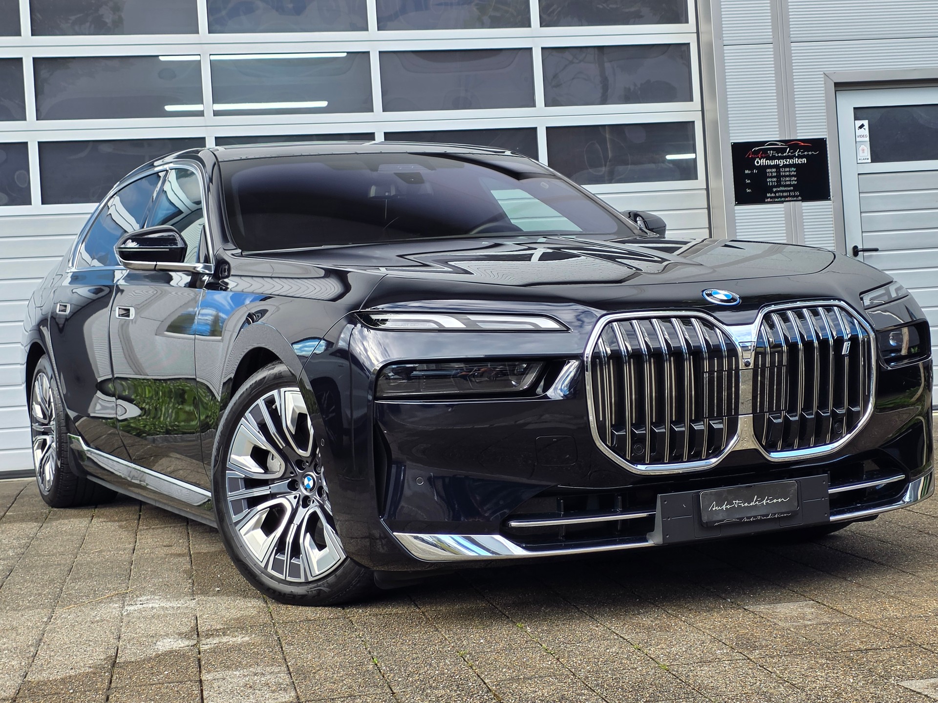 BMW i7 xDrive 60 **GRATIS SERVICE - YOUTUBE/ NETFLIX EXECUTIVE PANORMA SKY LOUNGE -MASSAGE SITZE -B&W SOUND -GARANTIE BIS 03.2031