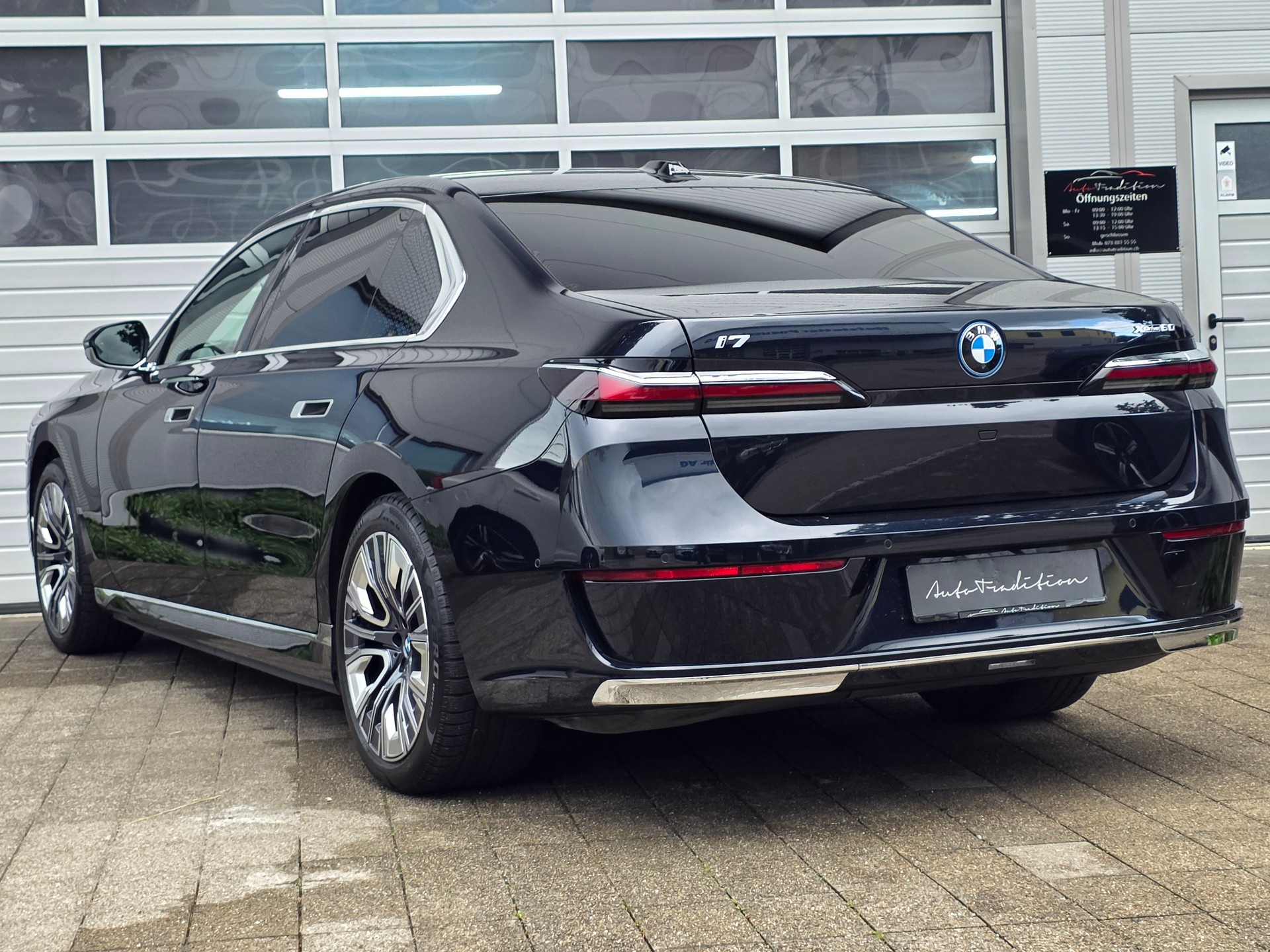 BMW i7 xDrive 60 **GRATIS SERVICE - YOUTUBE/ NETFLIX EXECUTIVE PANORMA SKY LOUNGE -MASSAGE SITZE -B&W SOUND -GARANTIE BIS 03.2031-showroom-element-2