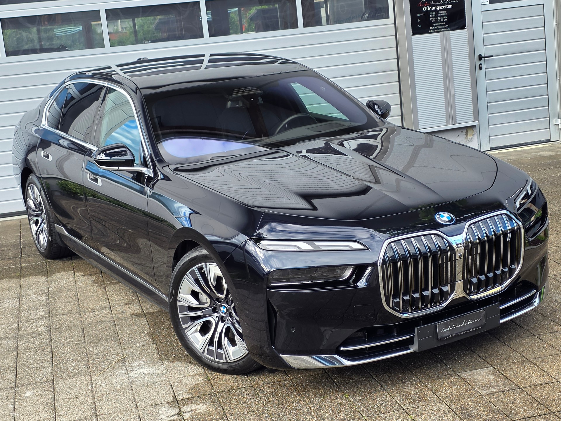 BMW i7 xDrive 60 **GRATIS SERVICE - YOUTUBE/ NETFLIX EXECUTIVE PANORMA SKY LOUNGE -MASSAGE SITZE -B&W SOUND -GARANTIE BIS 03.2031-showroom-element-1