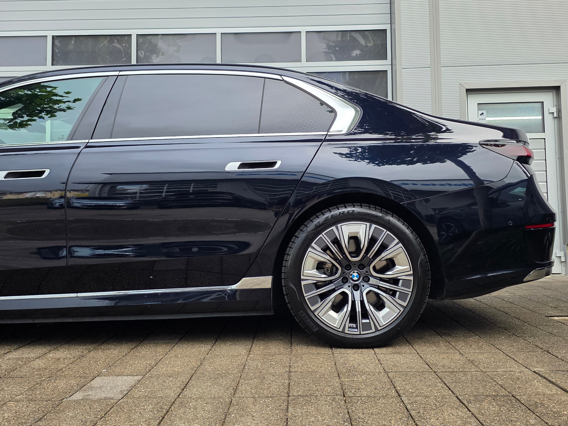 BMW i7 xDrive 60 **GRATIS SERVICE - YOUTUBE/ NETFLIX EXECUTIVE PANORMA SKY LOUNGE -MASSAGE SITZE -B&W SOUND -GARANTIE BIS 03.2031-showroom-element-3