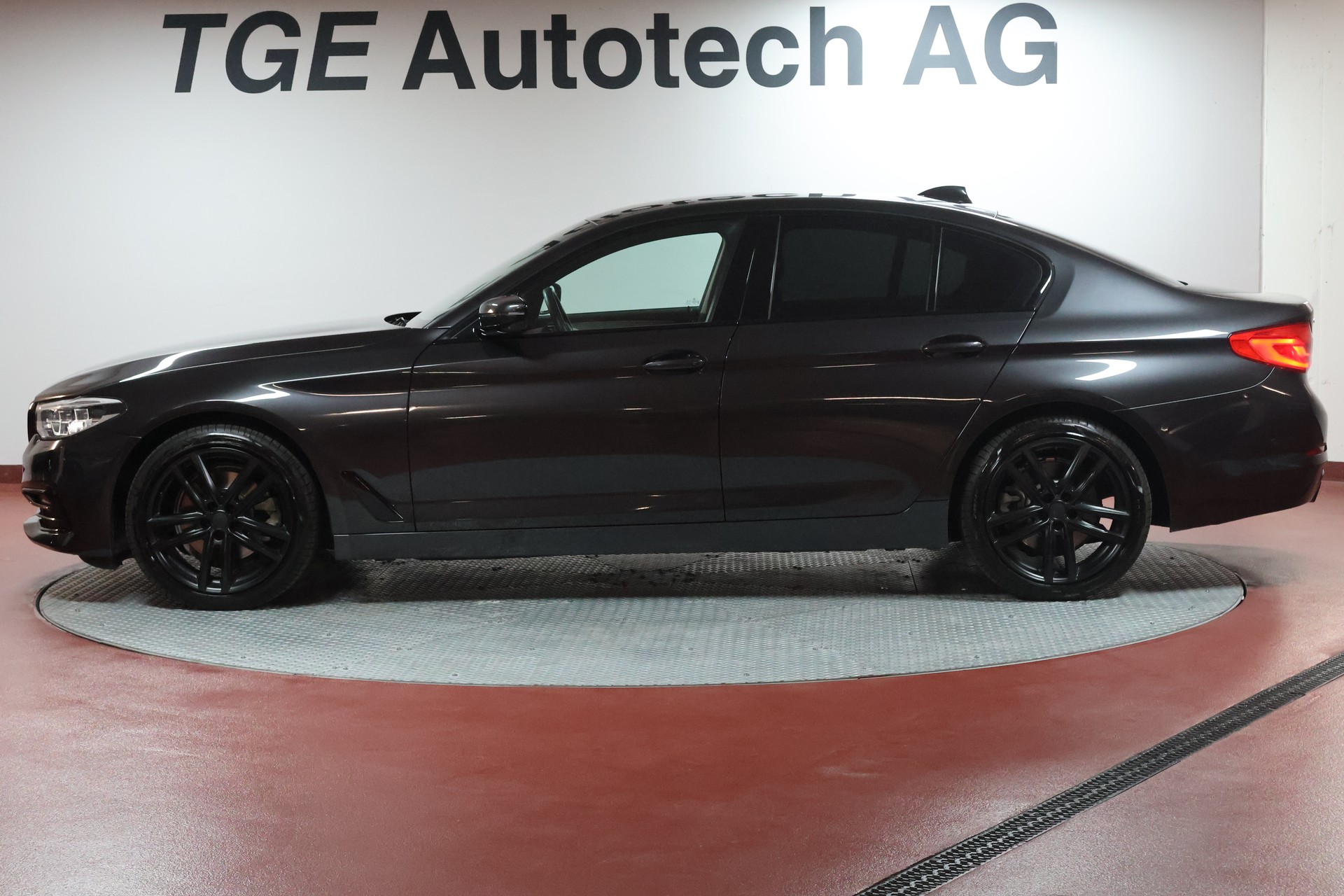 BMW 520d xDrive Sport Line Steptronic-showroom-element-3