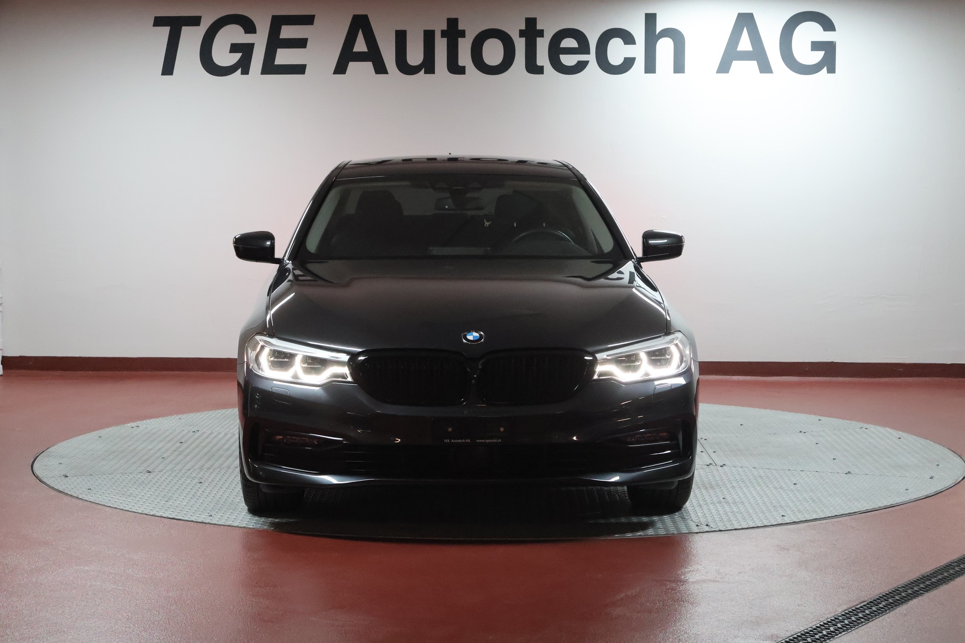 BMW 520d xDrive Sport Line Steptronic-showroom-element-1