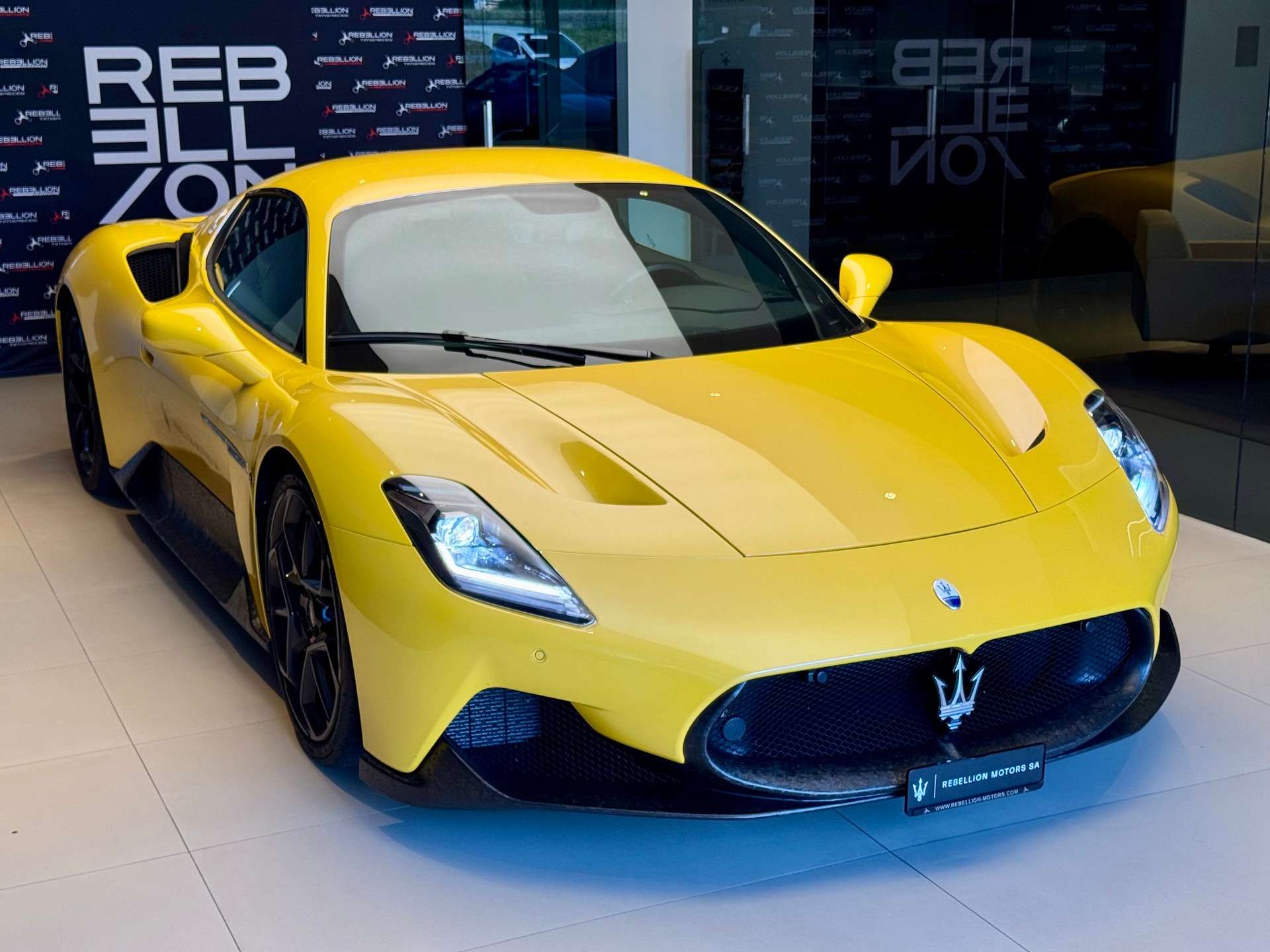 MASERATI MC 20-showroom-element-2