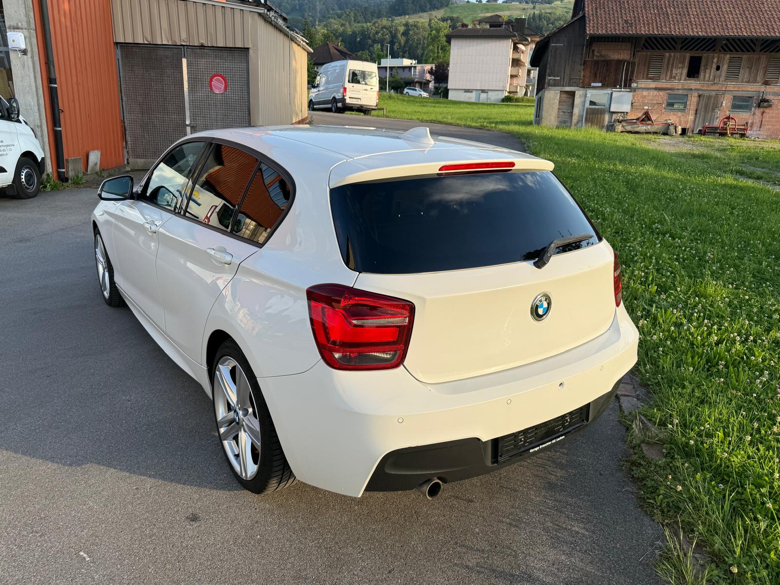 BMW 120d xDrive-showroom-element-1