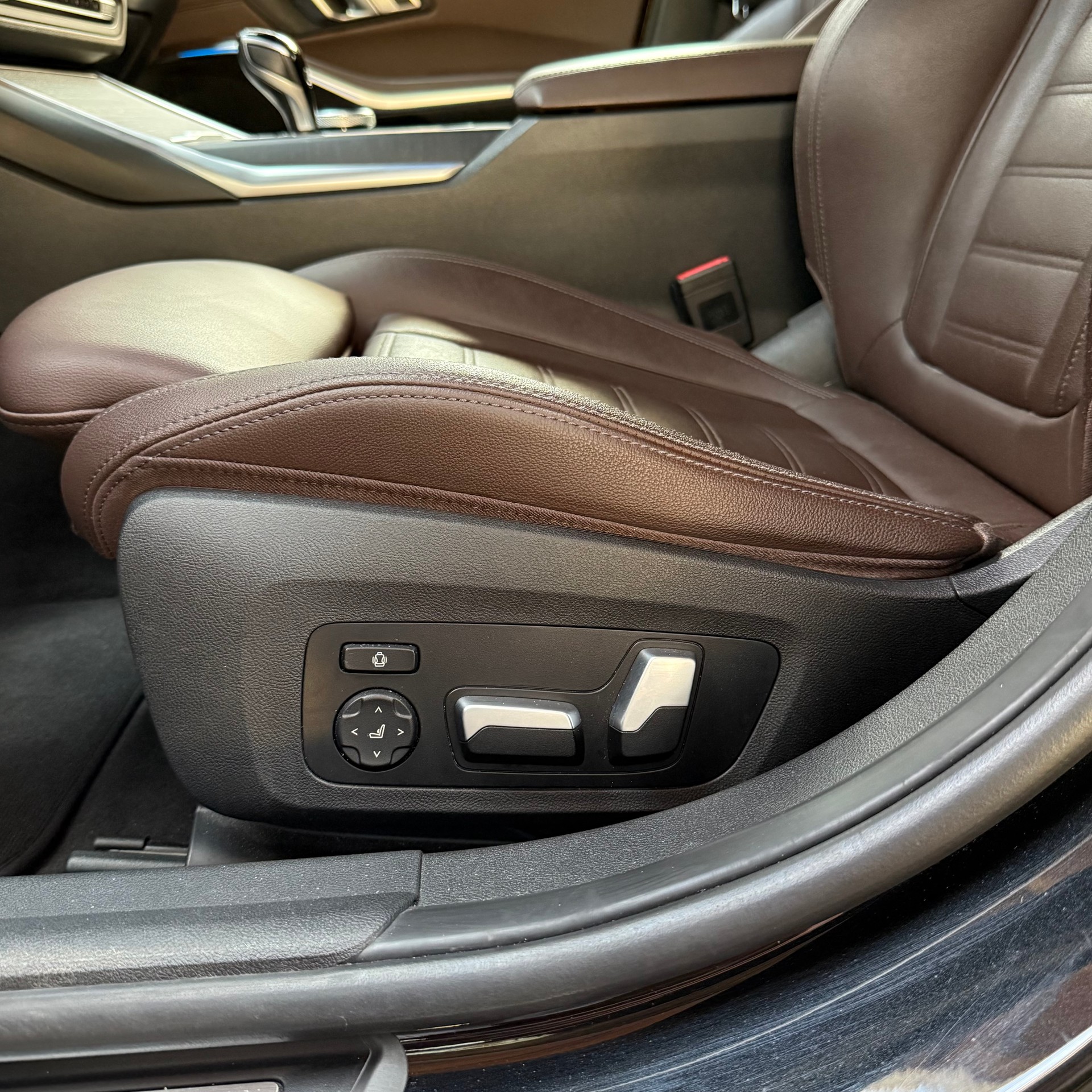 BMW 330e xDrive M Sport Steptronic Swiss-image-11