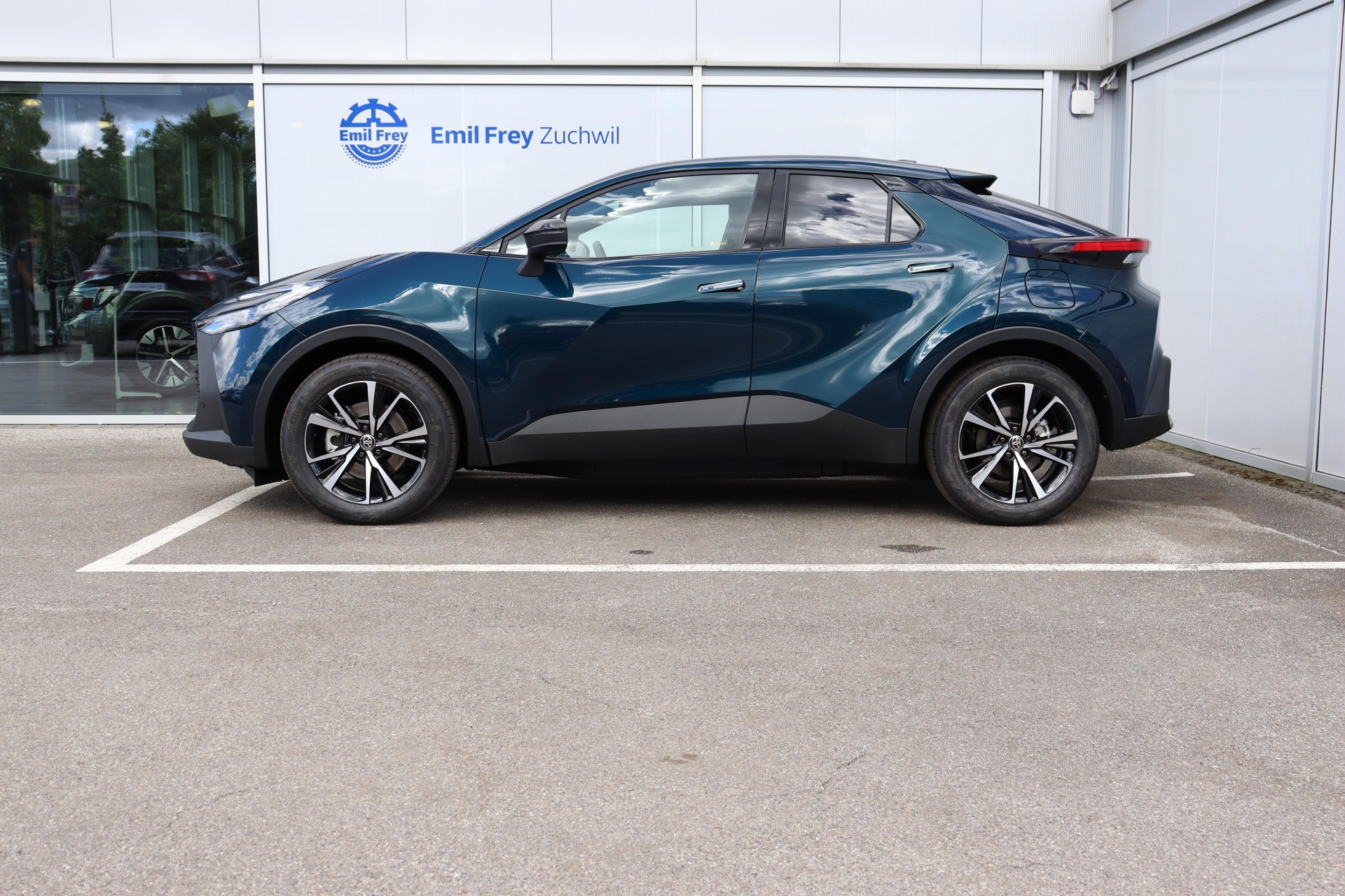 TOYOTA C-HR 2.0 PHEV Swiss Edition-showroom-element-2