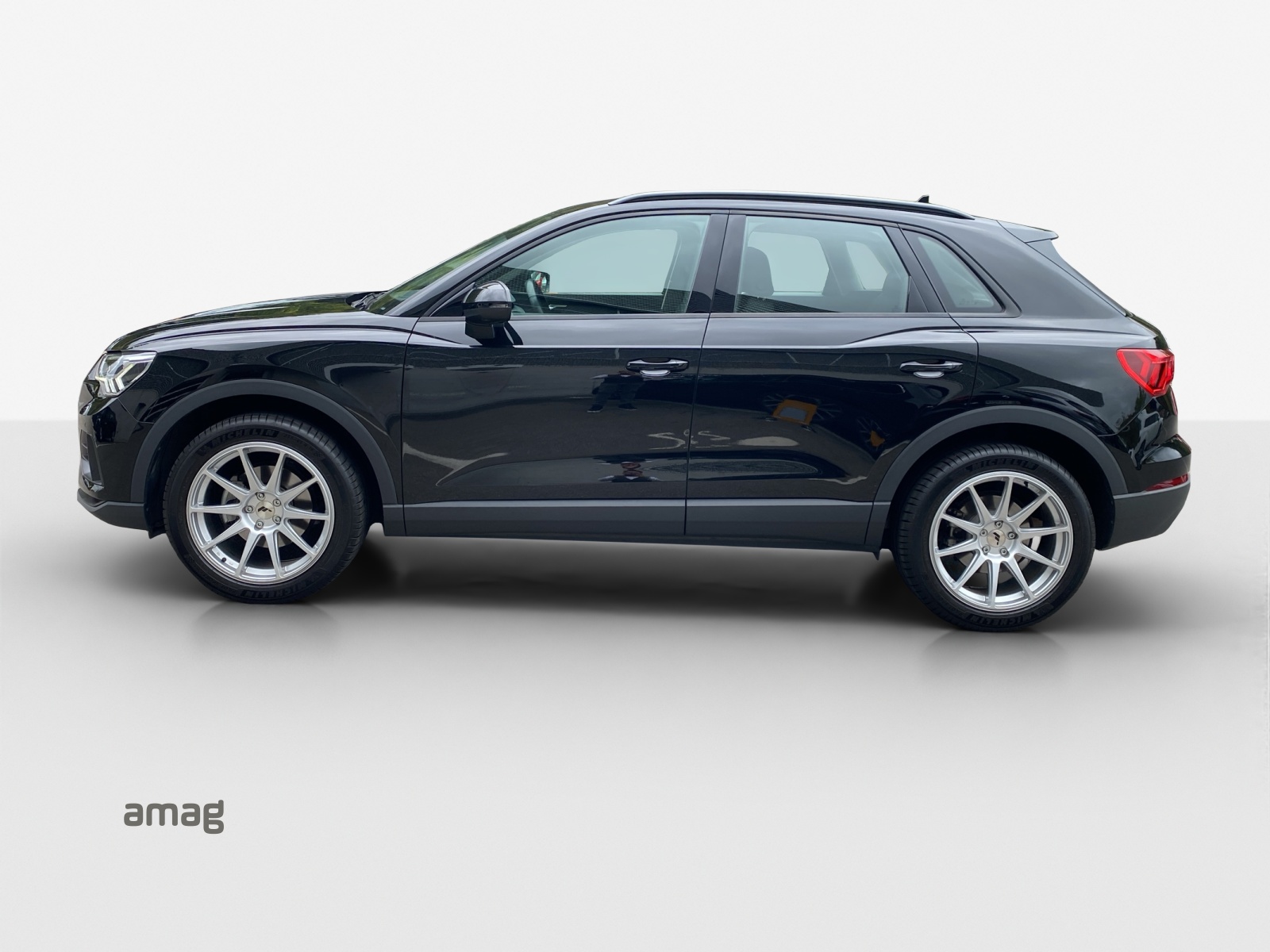 AUDI Q3 35 TFSI Attraction S-tronic-showroom-element-1