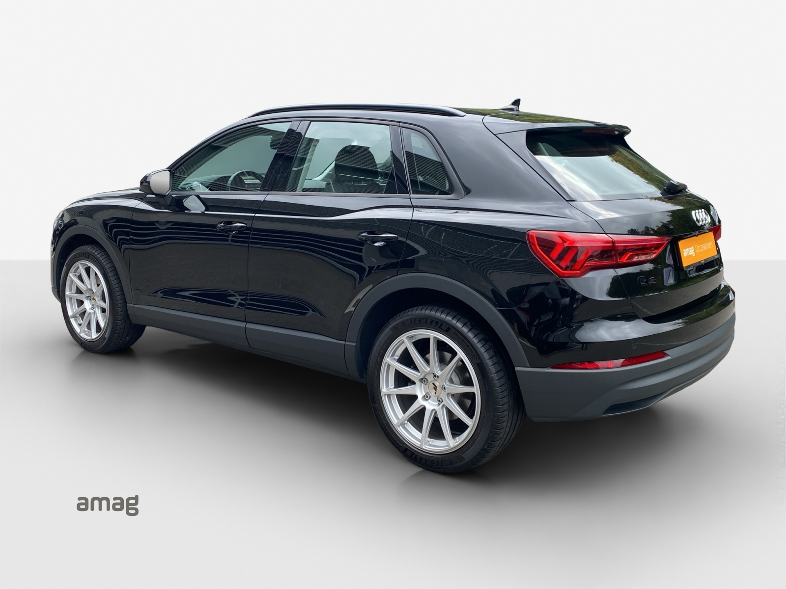 AUDI Q3 35 TFSI Attraction S-tronic-showroom-element-2