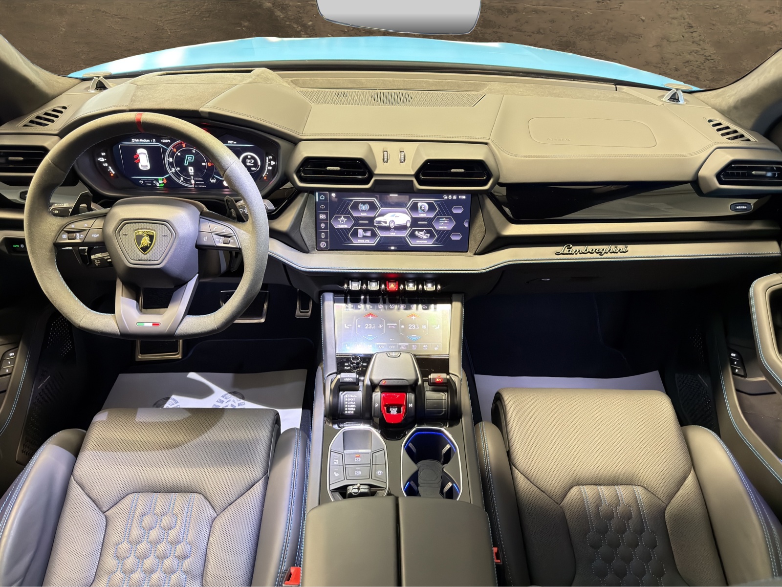 LAMBORGHINI Urus SE-showroom-element-3