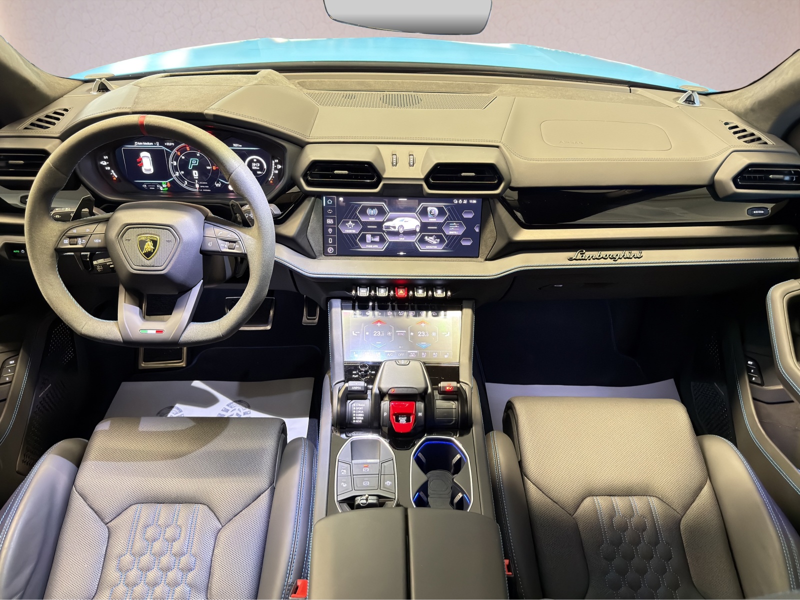 LAMBORGHINI Urus SE-showroom-element-3