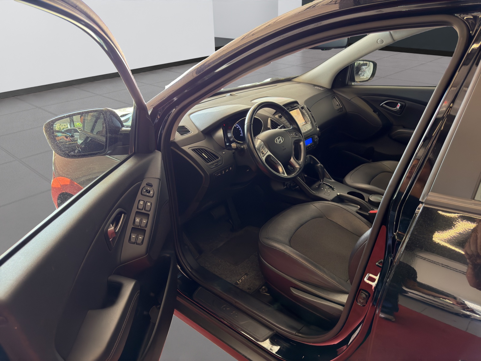 HYUNDAI iX 35 2.0 GDI Style 4WD Automatic-image-24