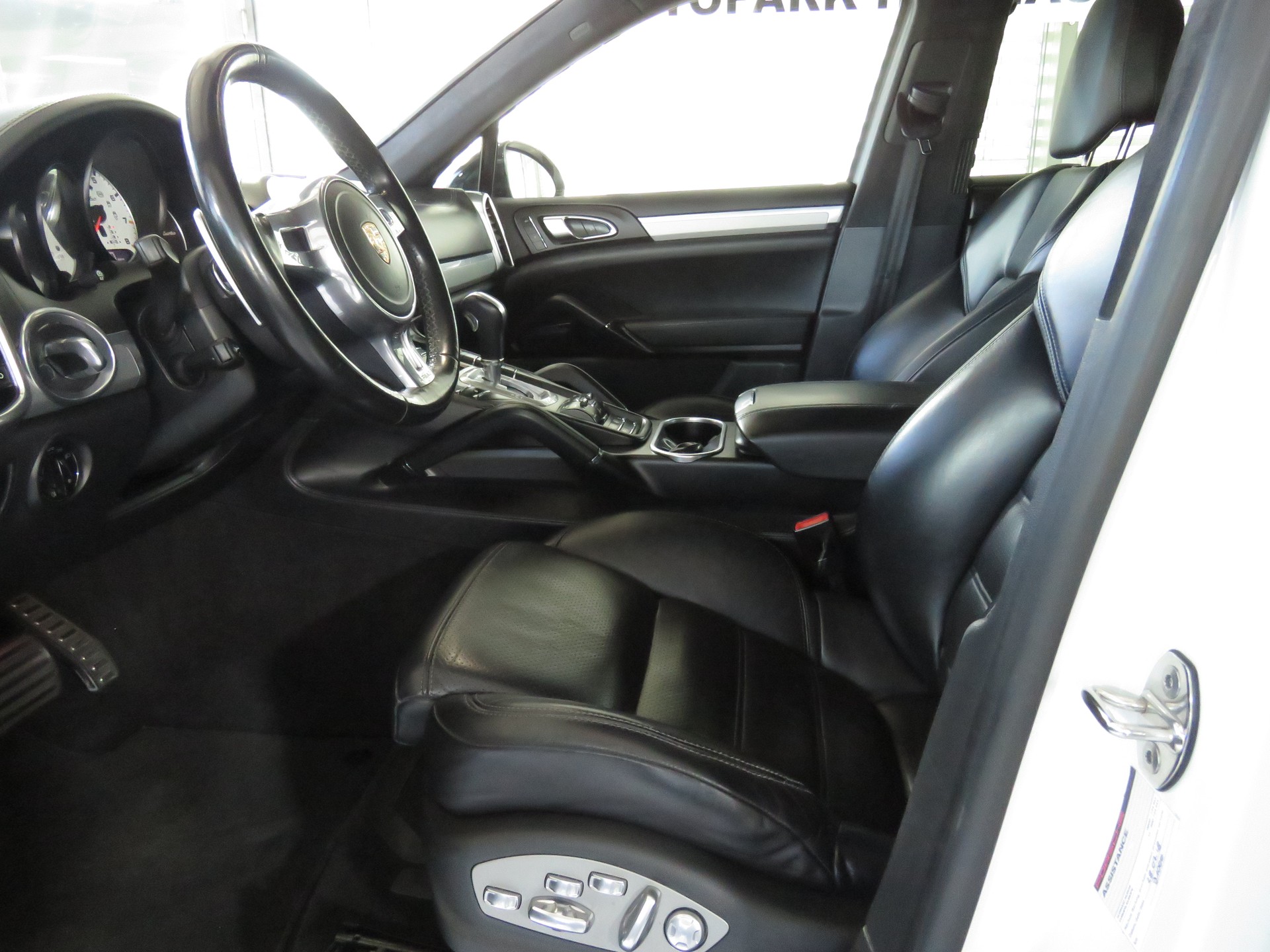 PORSCHE Cayenne Turbo Automat (AHK 3.5 t) Fixpreis !!!-image-7