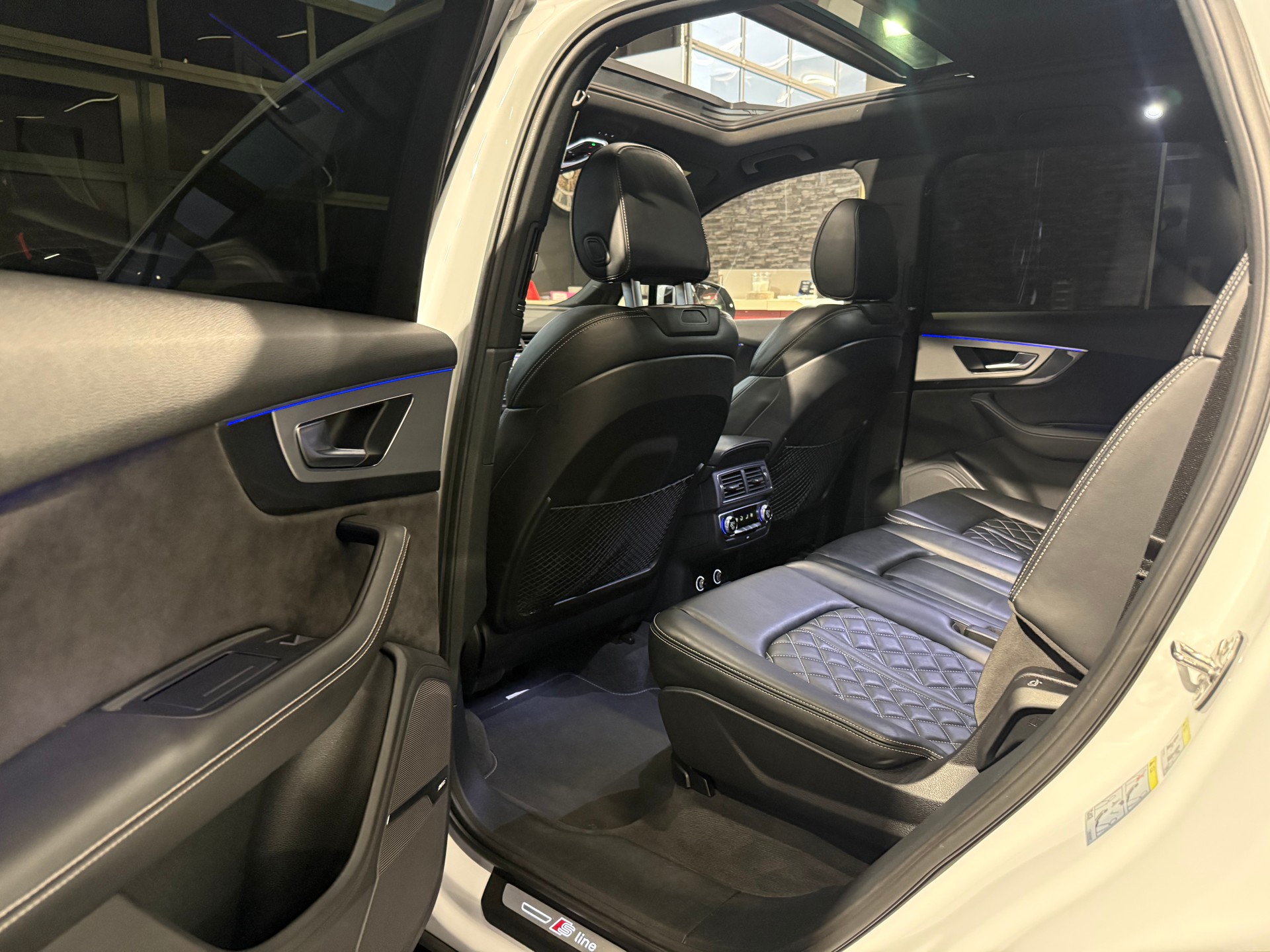 AUDI Q7 3.0 TDI quattro tiptronic S-line-image-11