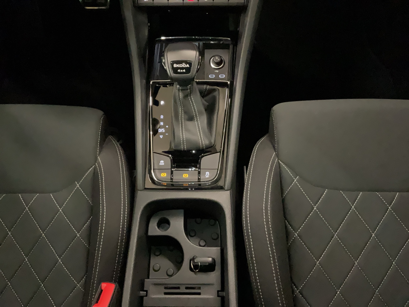 SKODA Karoq 2.0 TDI CR Sport Line 4x4 DSG-image-11