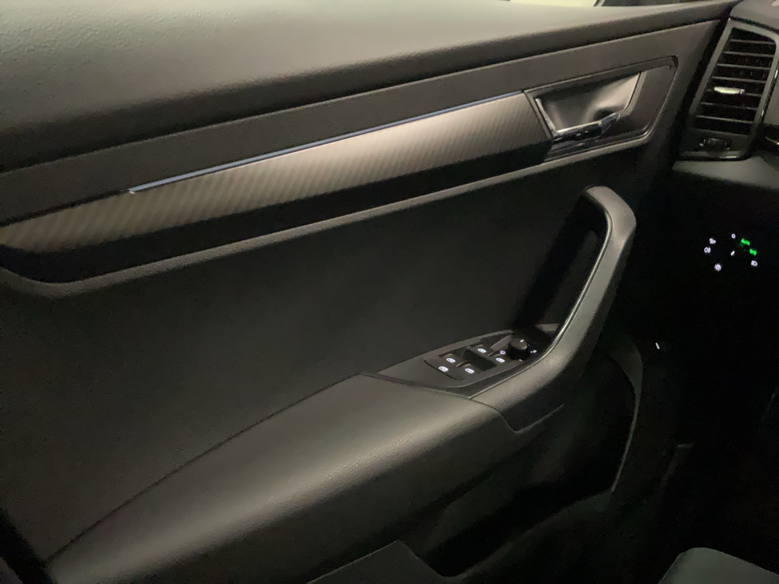 SKODA Karoq 2.0 TDI CR Sport Line 4x4 DSG-image-8
