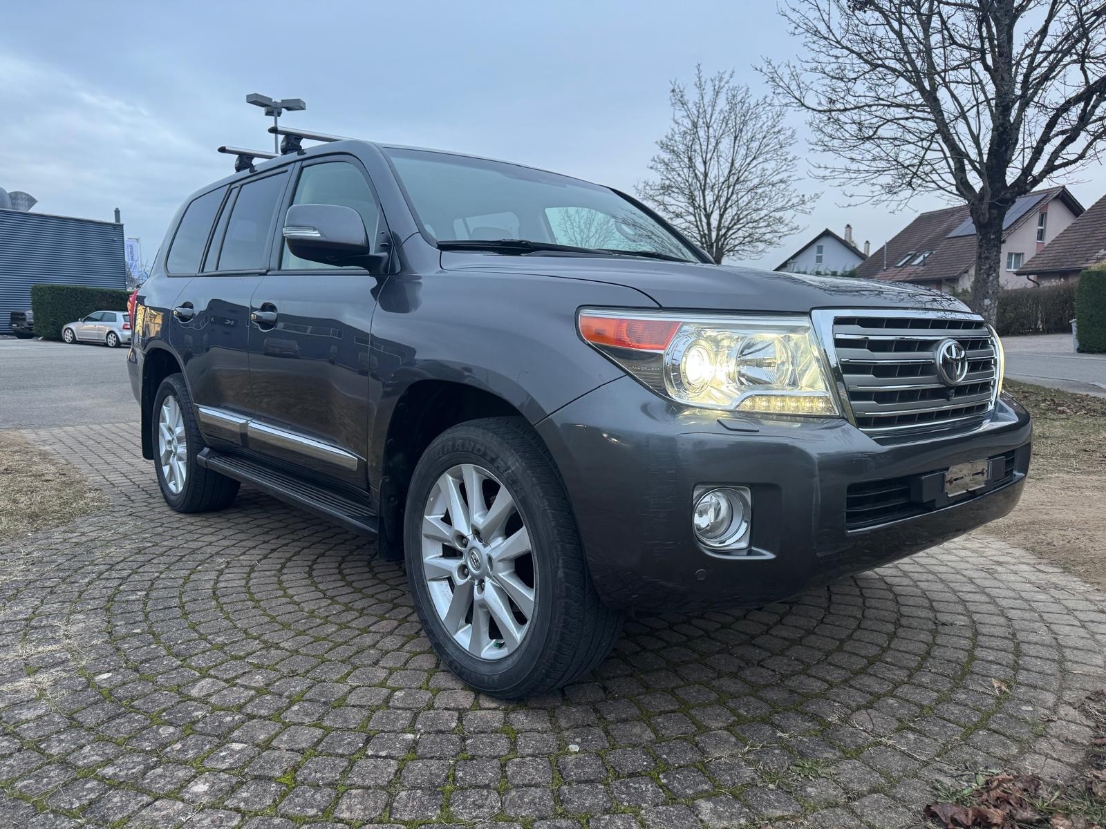 TOYOTA Land Cruiser V8 4.5 D-4D Sol-showroom-element-1