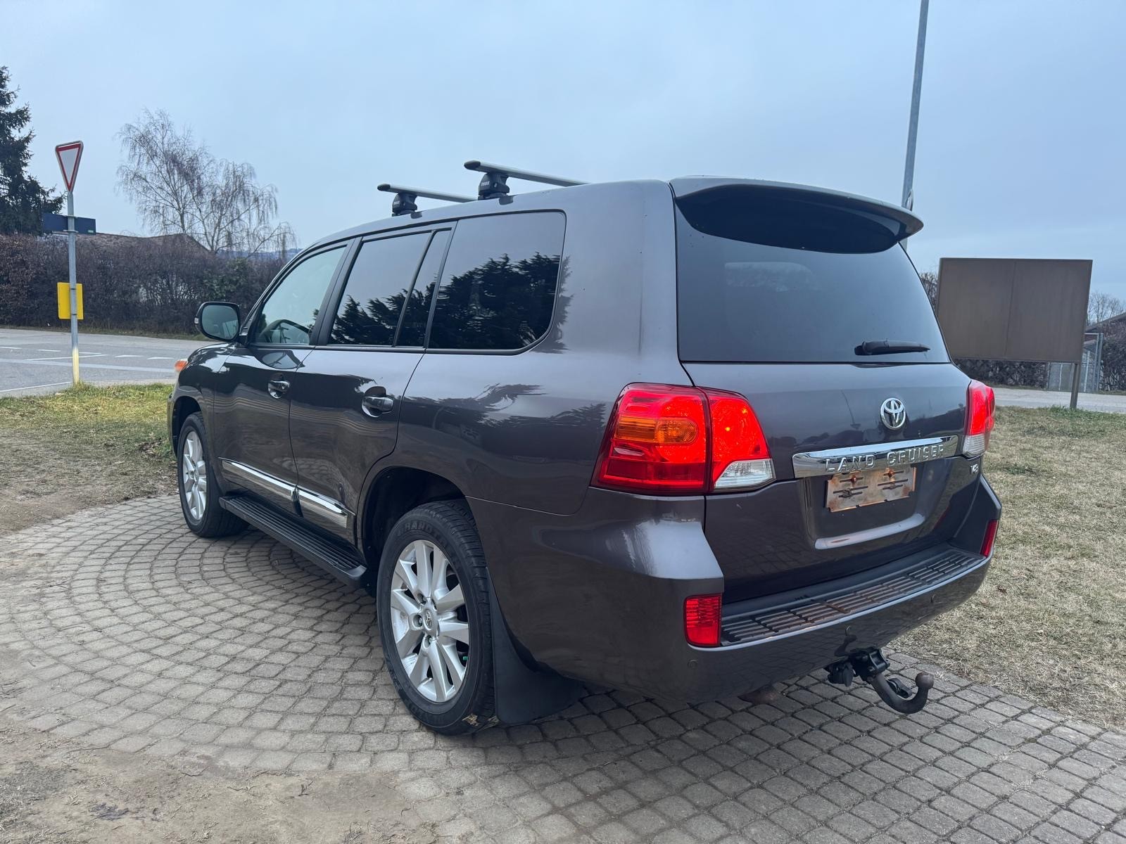 TOYOTA Land Cruiser V8 4.5 D-4D Sol-showroom-element-3