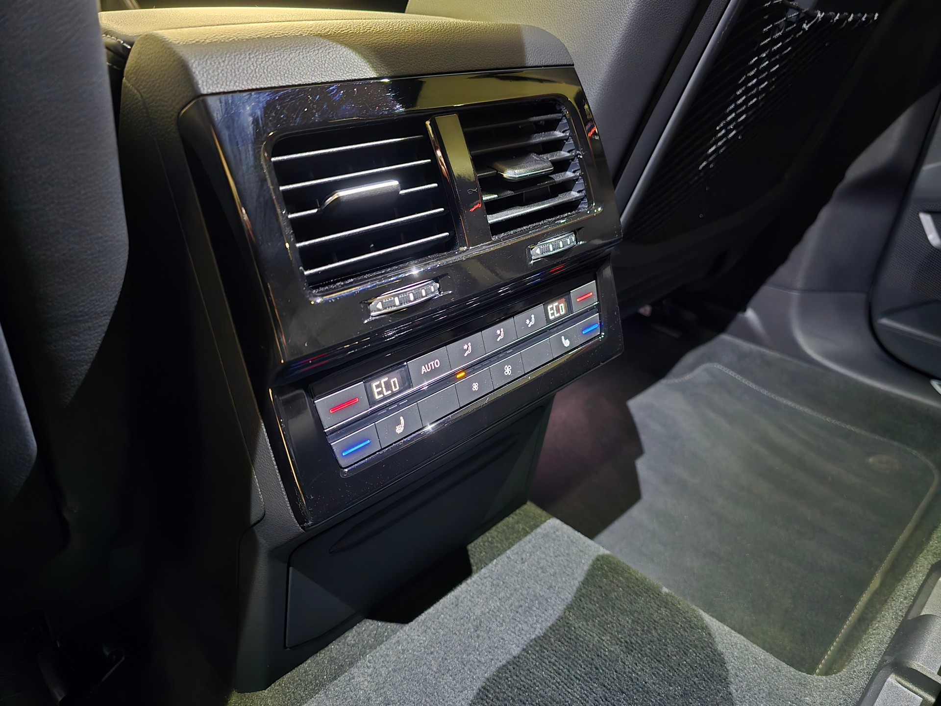 VW Touareg 3.0 TSI R-Line Tiptronic-image-23