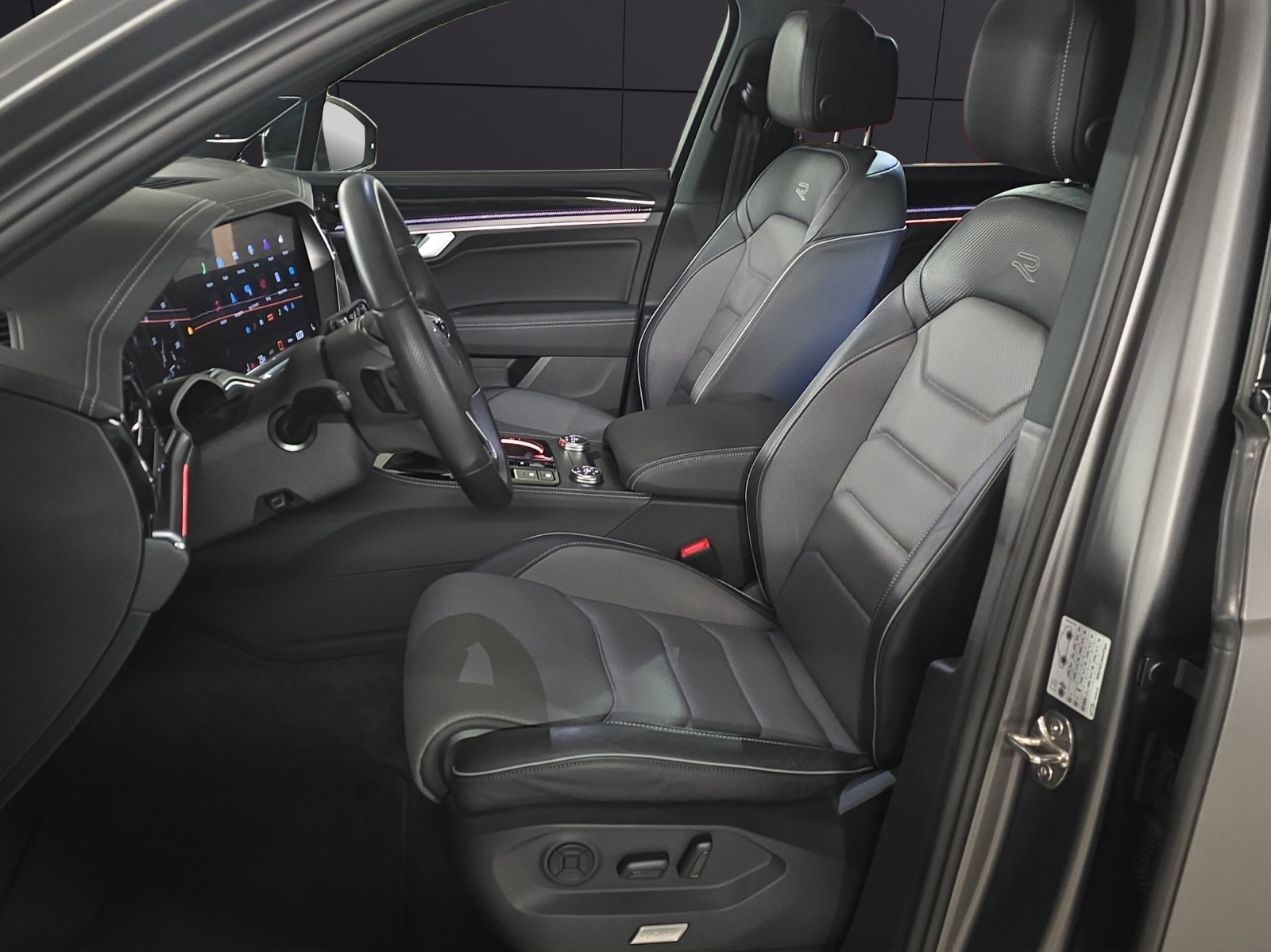 VW Touareg 3.0 TSI R-Line Tiptronic-image-8