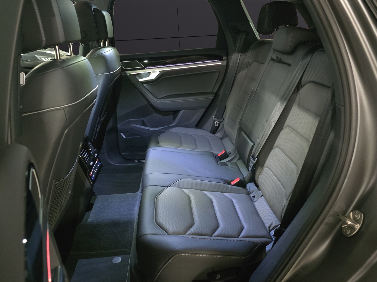 VW Touareg 3.0 TSI R-Line Tiptronic-image-22