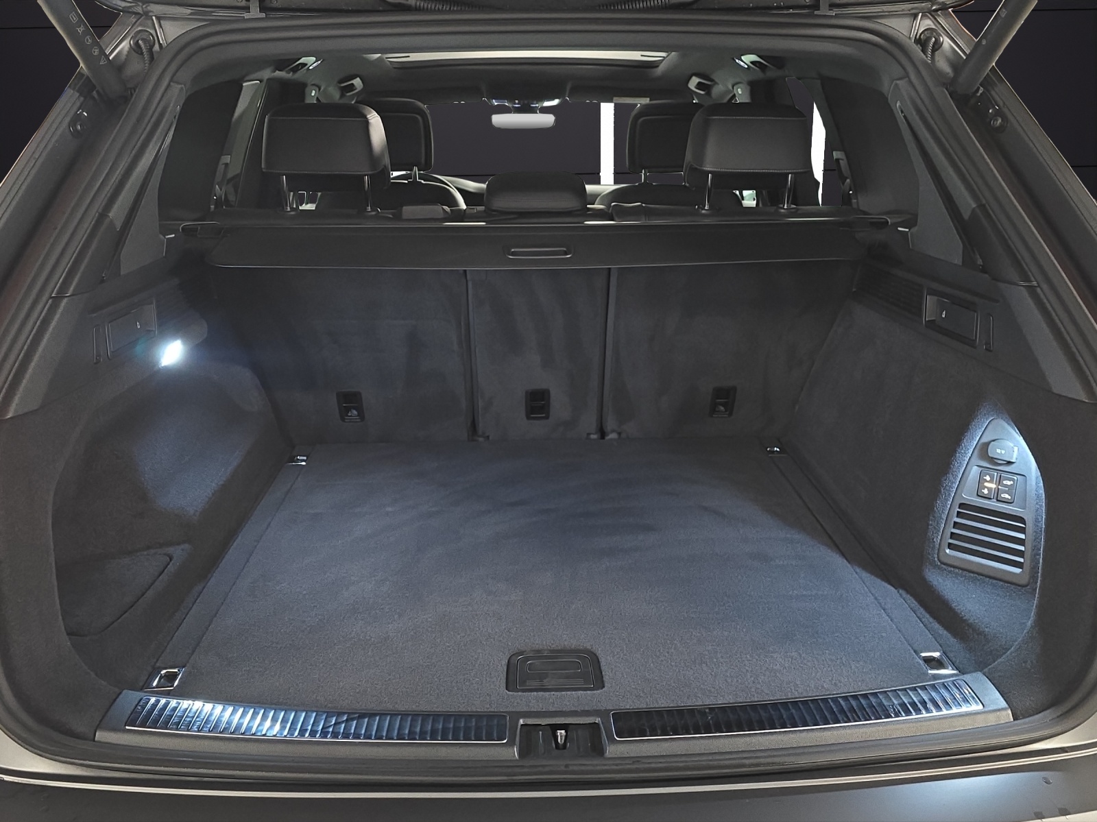 VW Touareg 3.0 TSI R-Line Tiptronic-image-26