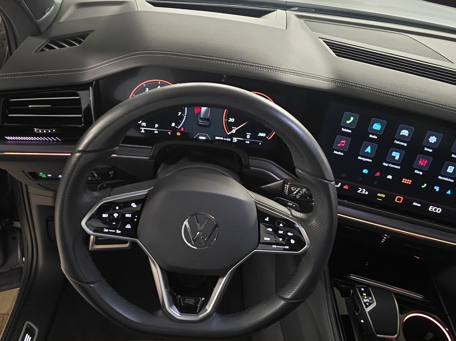 VW Touareg 3.0 TSI R-Line Tiptronic-image-10