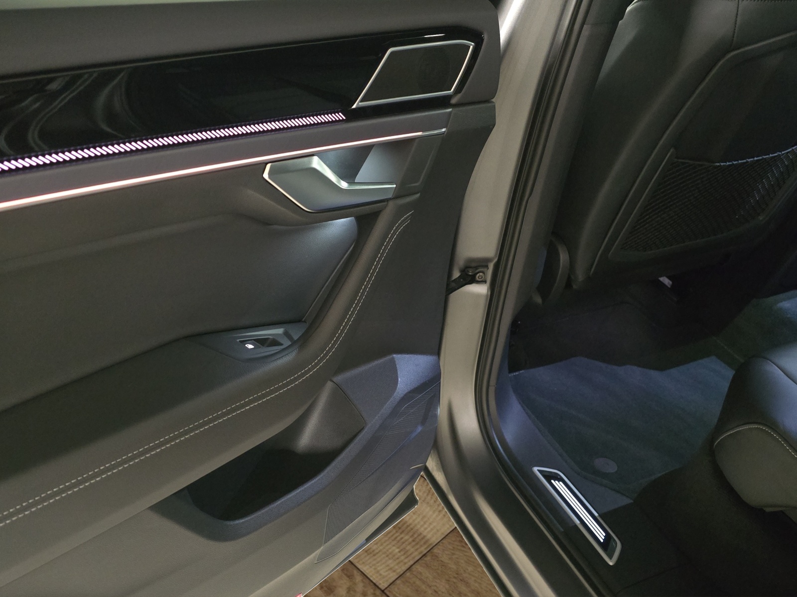 VW Touareg 3.0 TSI R-Line Tiptronic-image-24