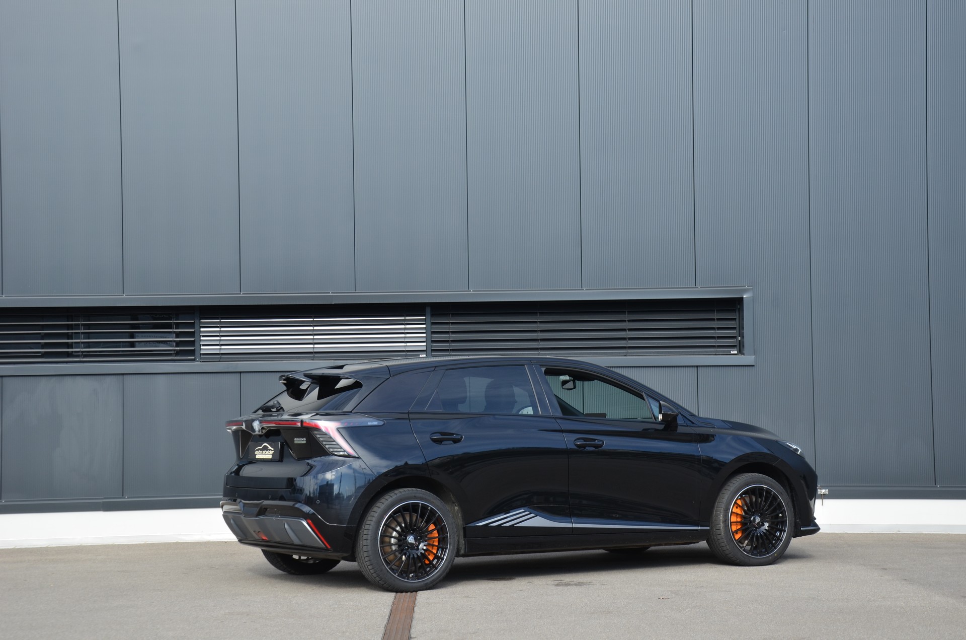 MG 4 EV 64kWh Xpower AWD-showroom-element-3