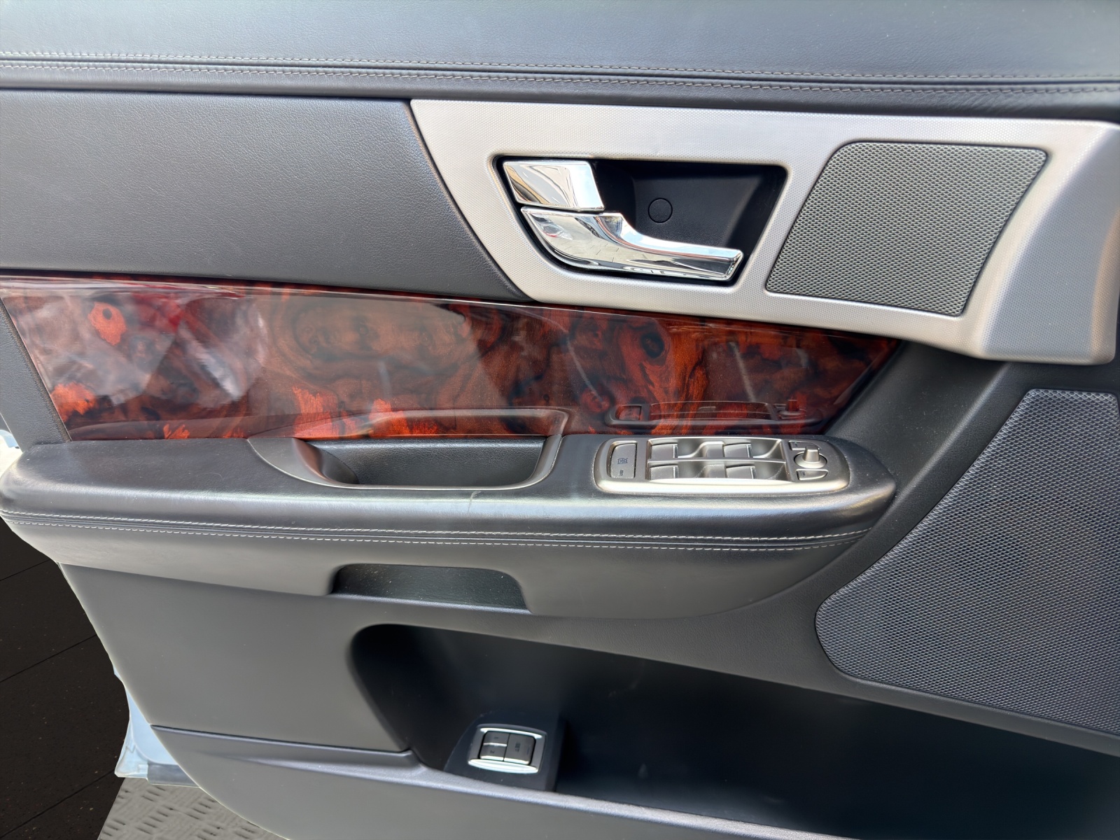 JAGUAR XF 3.0 V6 Premium Luxury-image-11
