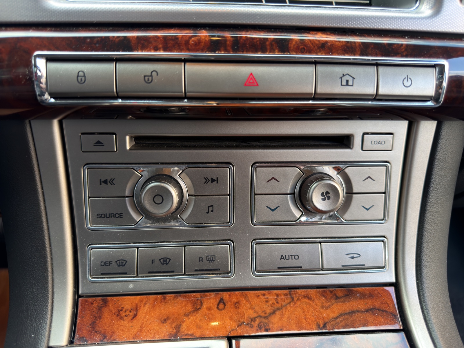 JAGUAR XF 3.0 V6 Premium Luxury-image-15