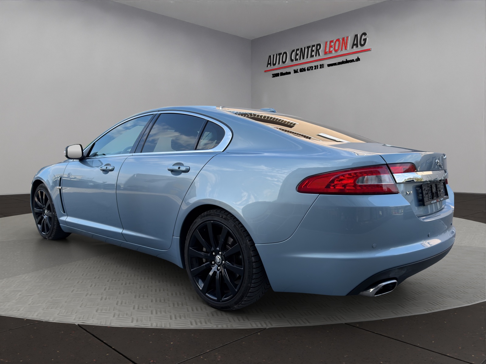JAGUAR XF 3.0 V6 Premium Luxury-showroom-element-3