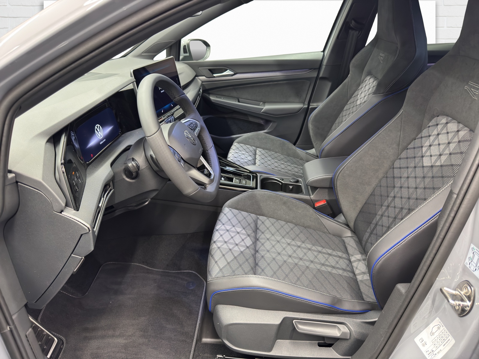 VW Golf VIII 1.5 eTSI R-Line DSG-image-6