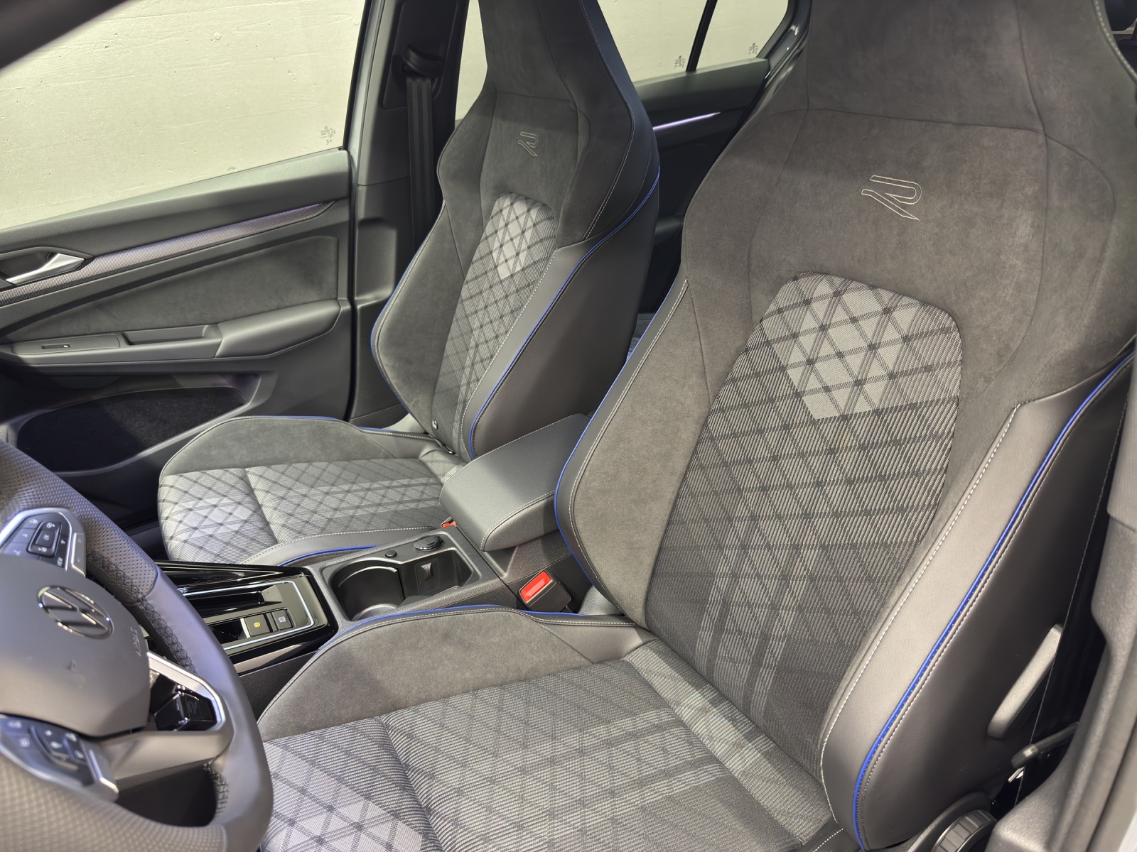 VW Golf VIII 1.5 eTSI R-Line DSG-image-12