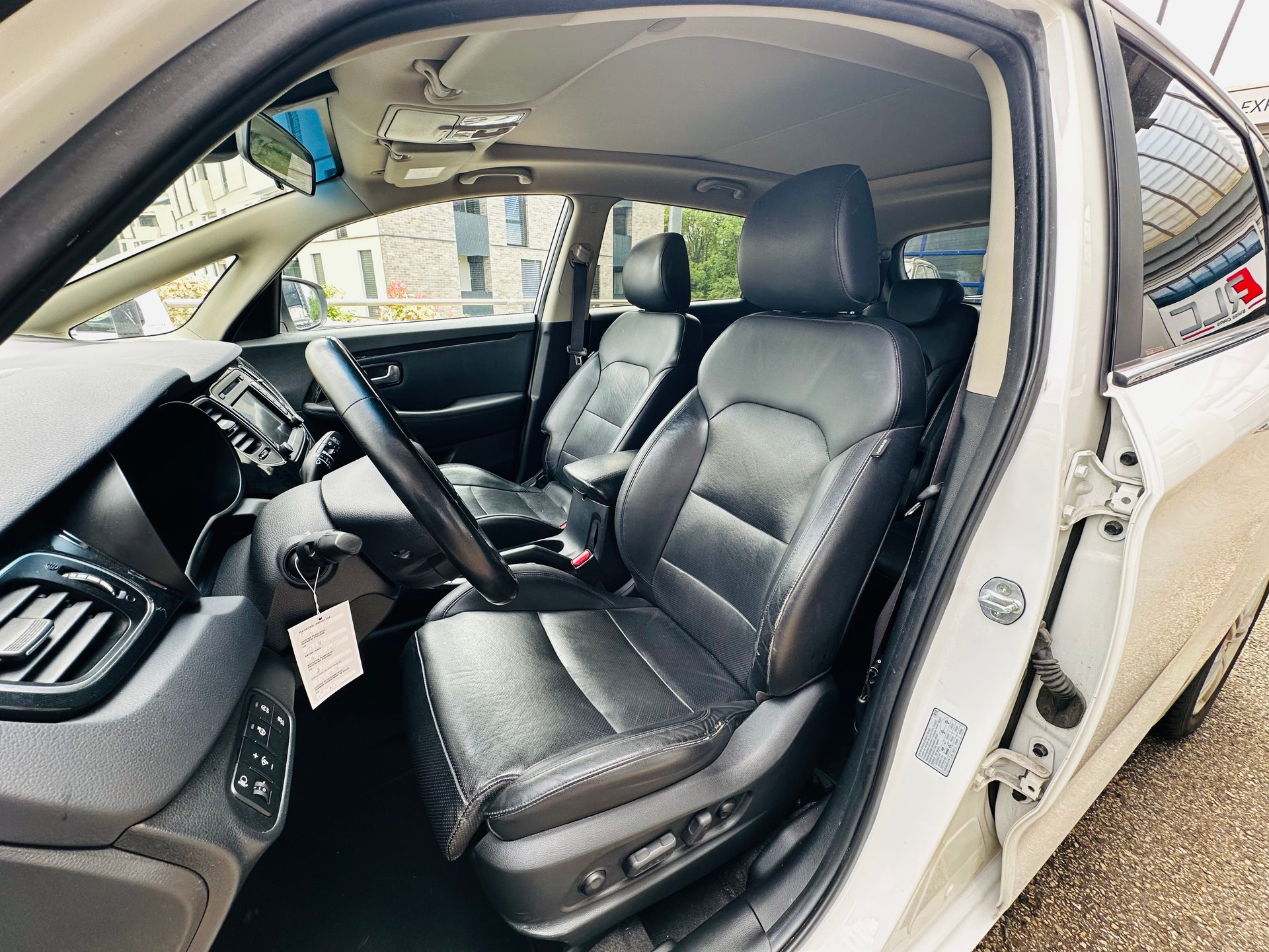 KIA Carens 1.7 CRDi Swiss Eco Edition-image-9