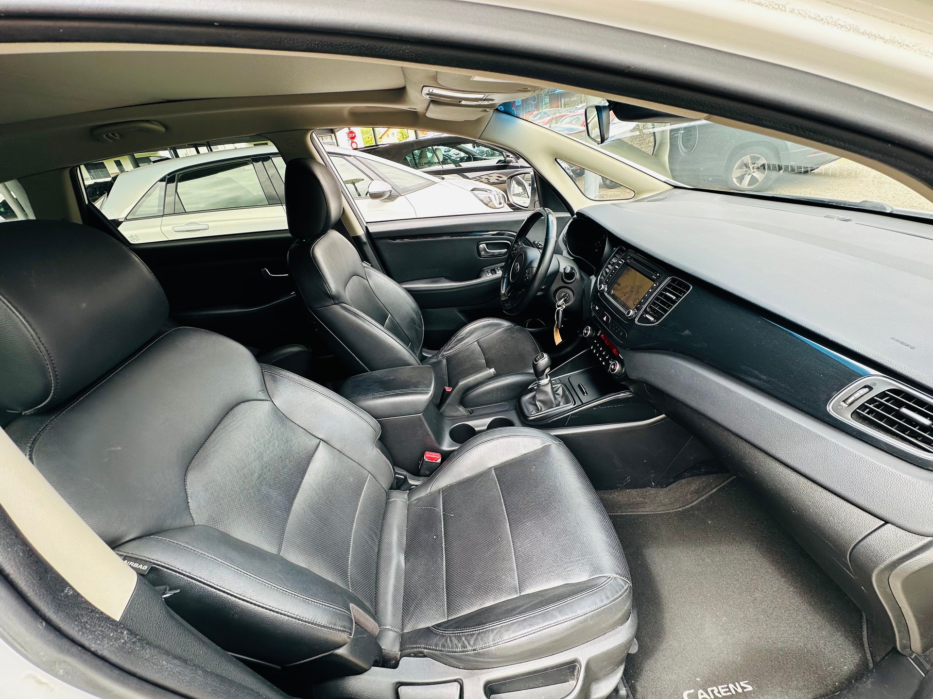 KIA Carens 1.7 CRDi Swiss Eco Edition-image-11
