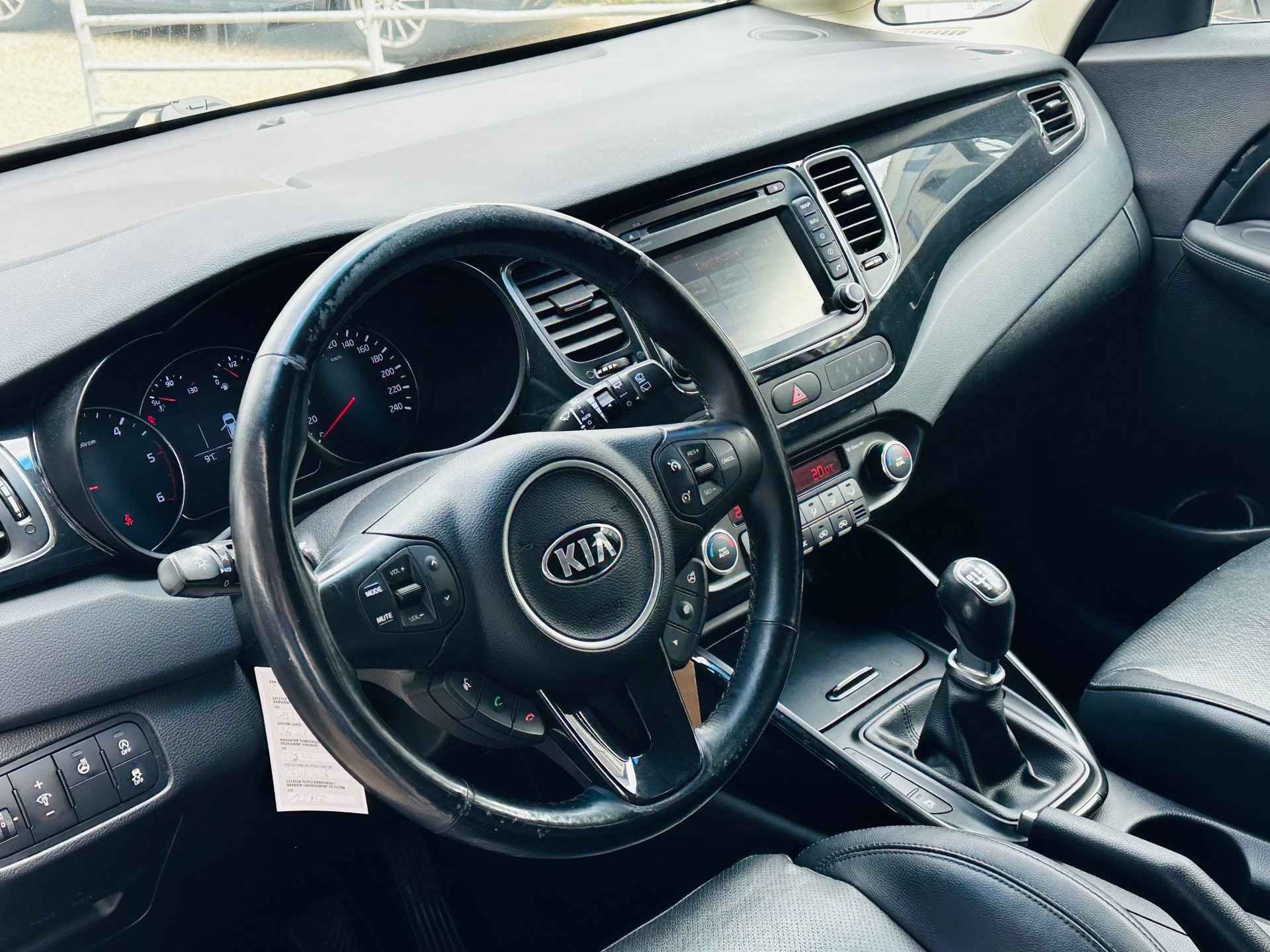 KIA Carens 1.7 CRDi Swiss Eco Edition-image-12